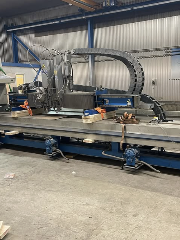 Stor CNC-maskin i en industrilokal.