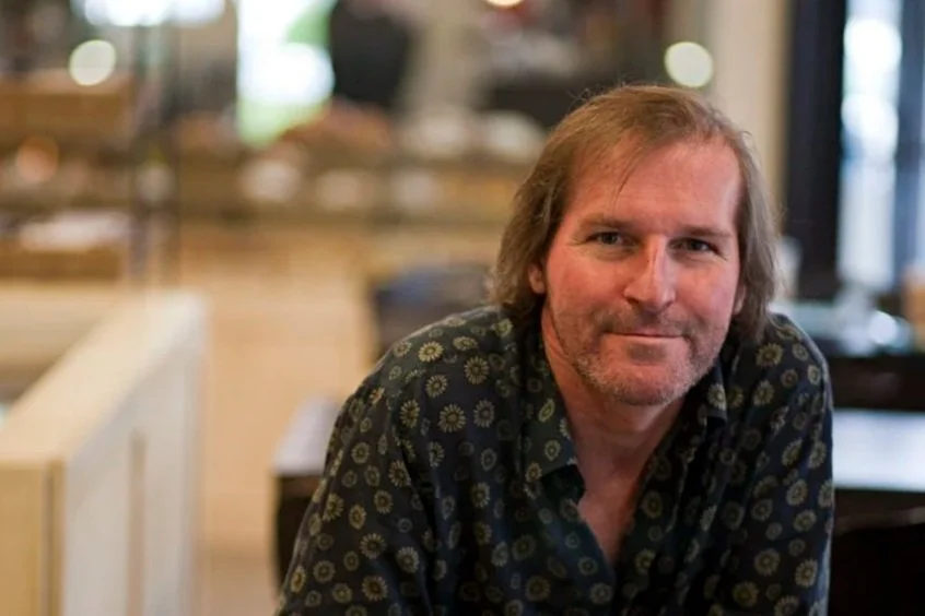 Notre président d’honneur exporte la littérature québécoise en France