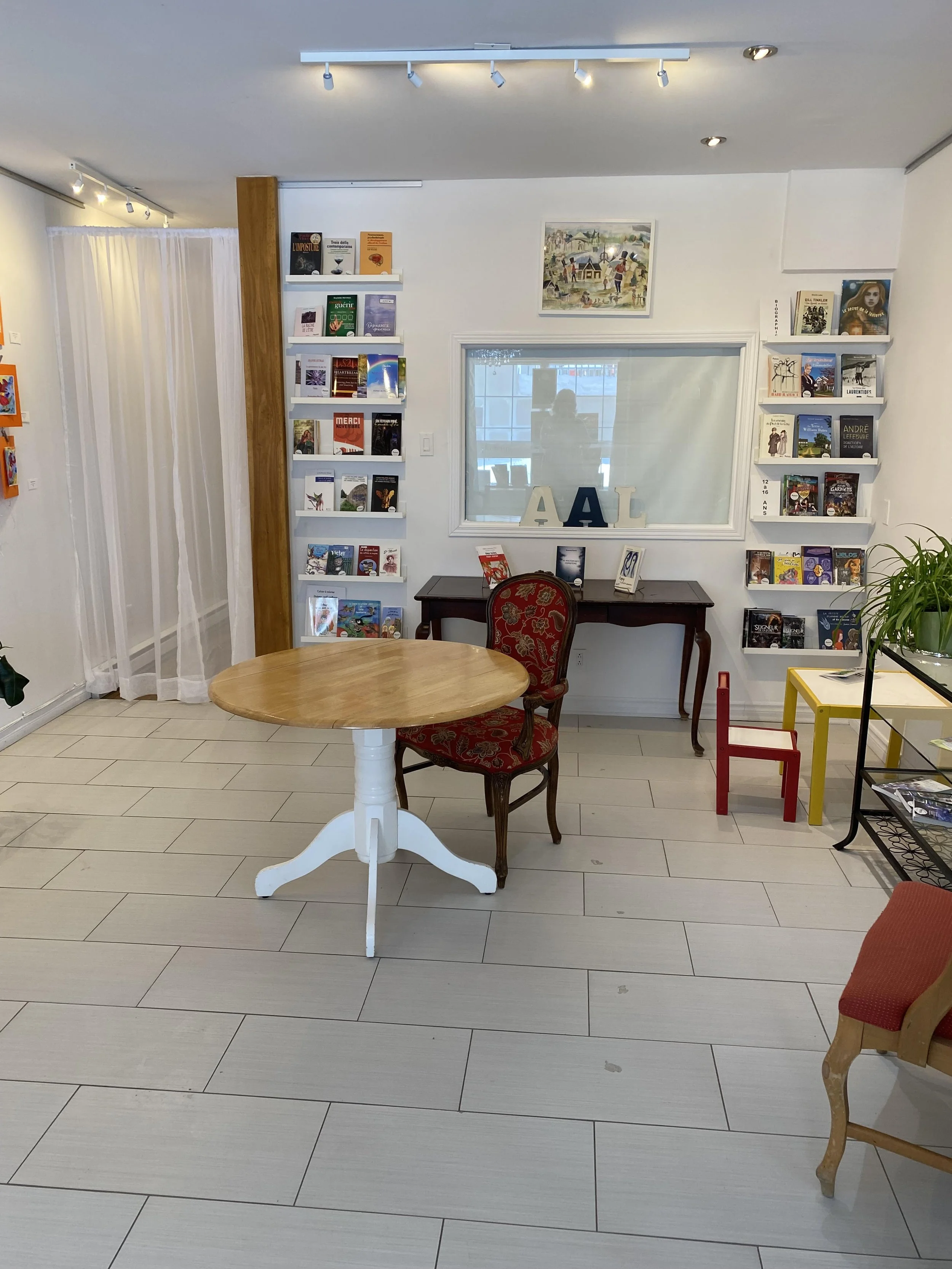 Photo de l'Espace Pauline-Vincent. Table de dédicace au centre de la pièce.