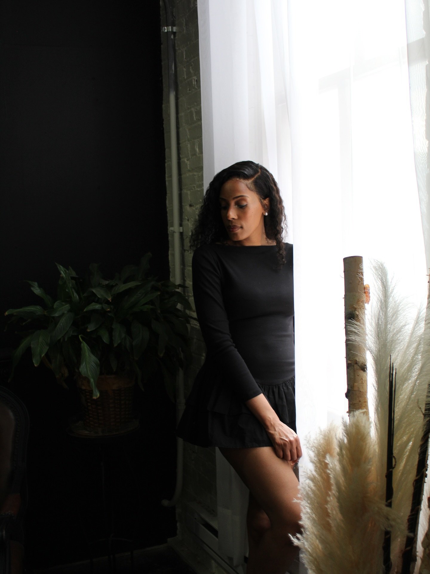 Letting the light in, even on quiet days ⭐️ 

Dress: @zara 
📸 cred: G loons 

&bull;
&bull;
&bull;
&bull;
&bull;
#quietluxury #softfeminine #blackdressmagic #naturalbeauty #minimalmood #elegantstyle #inspiredbylight #feminineaesthetic #blackgirlsoft