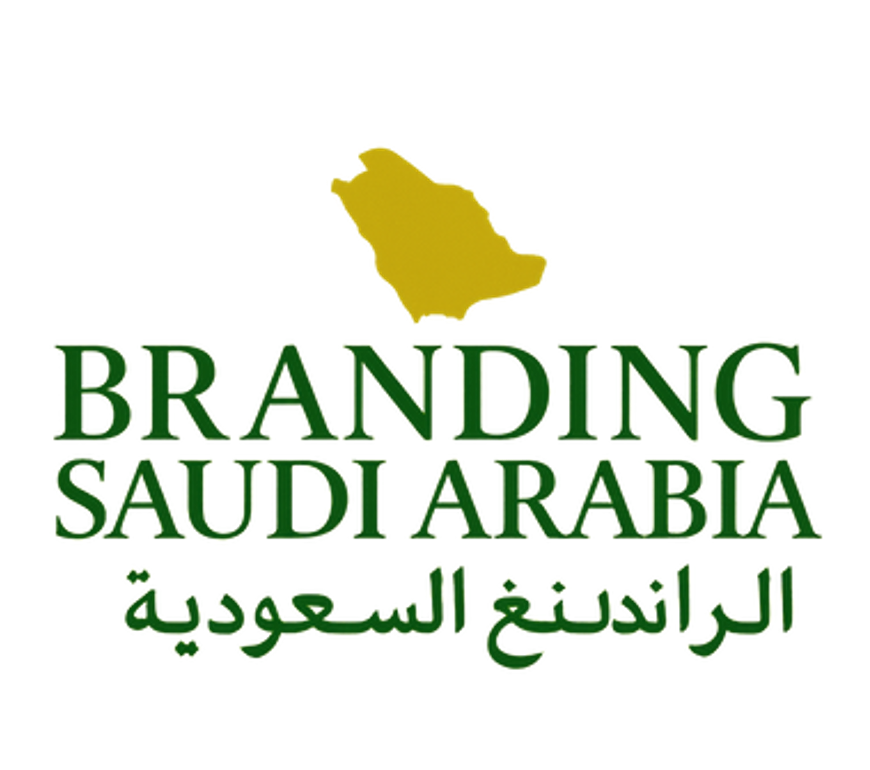 Texto en inglés, árabe y coreano que dice 'Branding Arabia Saudita' con un mapa de Arabia Saudita en dorado.