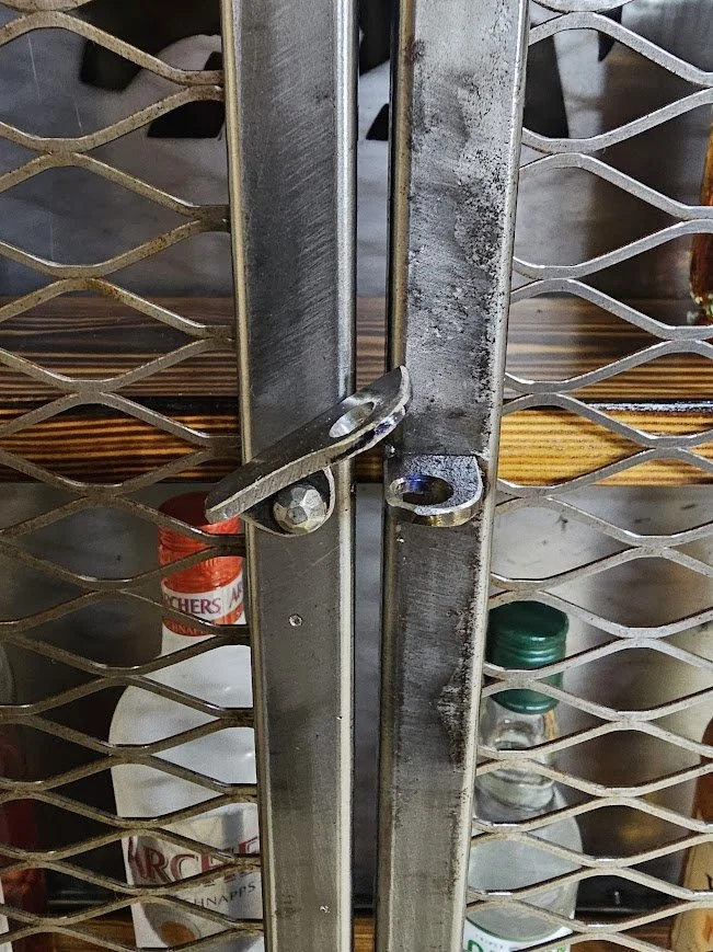 drinks cab latch close up.jpg