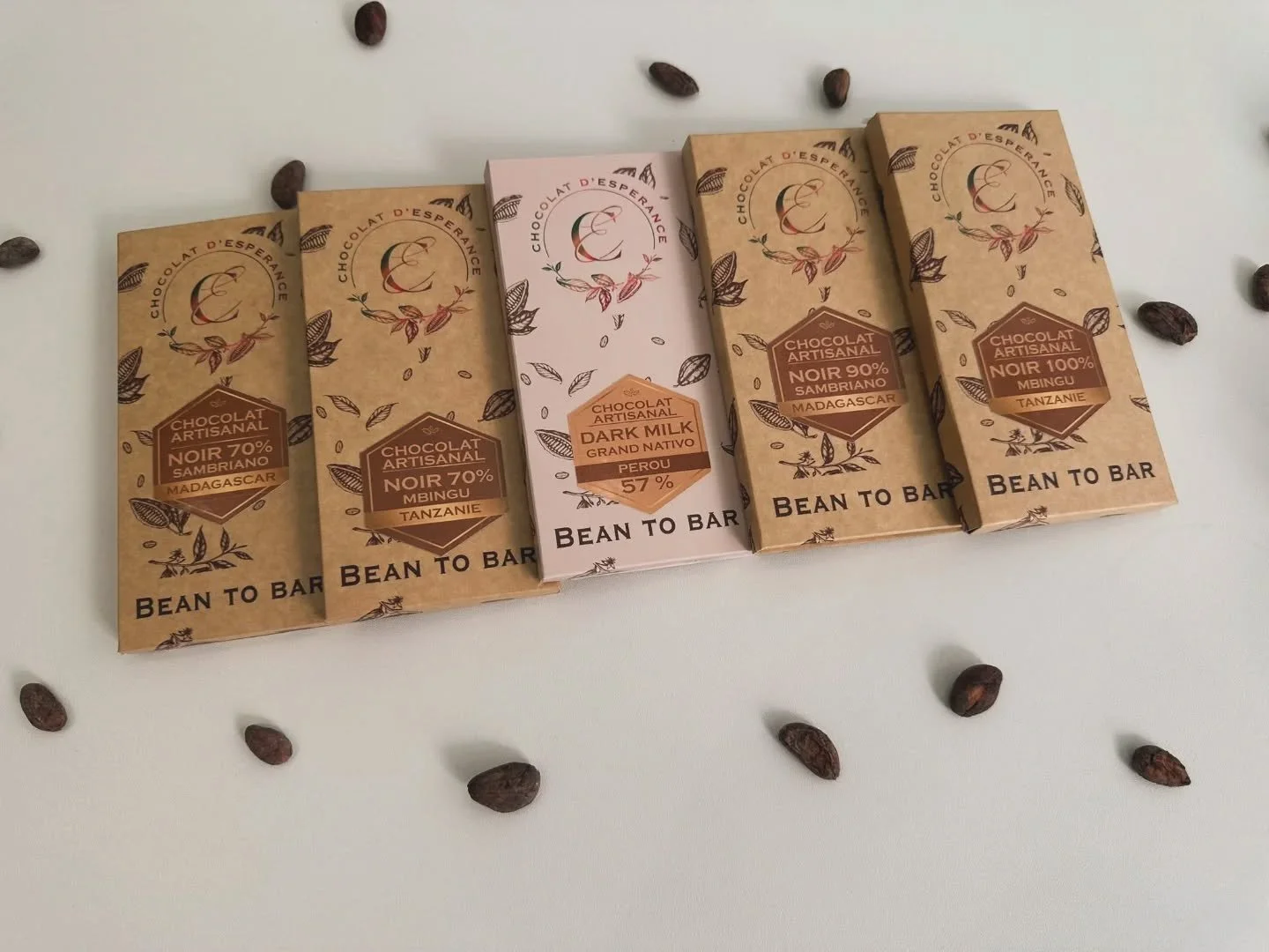 ✨ Laissez-vous tenter par nos incontournables du moment ✨
Un v&eacute;ritable voyage chocolat&eacute; : du Dark Milk P&eacute;rou 57%, doux et soyeux, au caract&egrave;re intense du S&atilde;o Tom&eacute; 73% en passant par les notes acidul&eacute; d