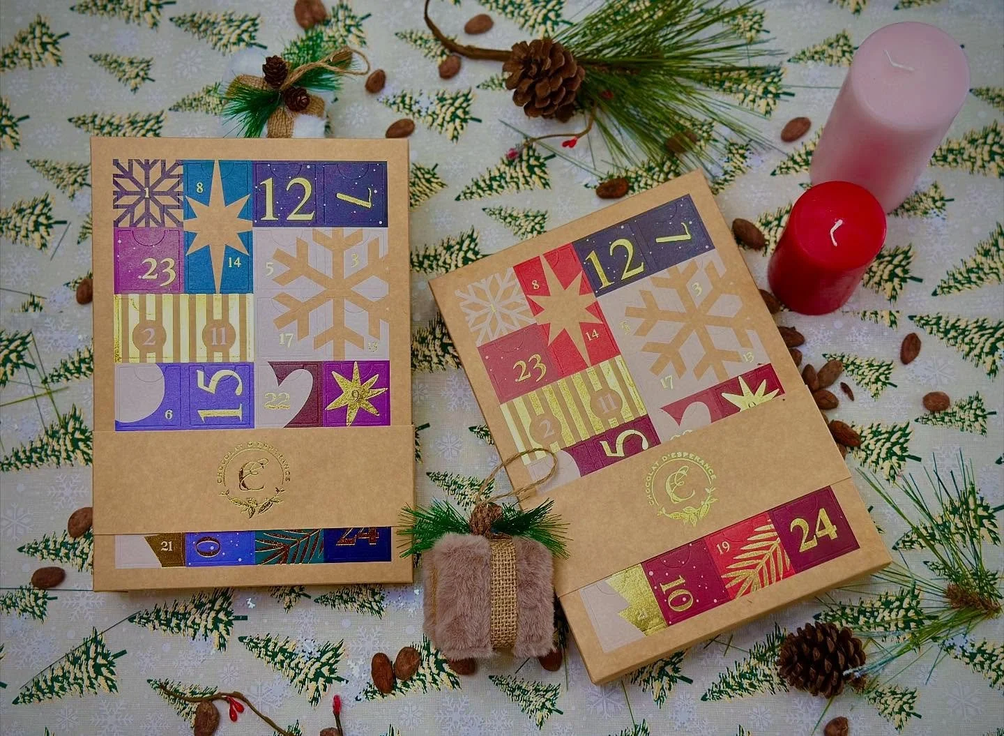 Cette ann&eacute;e, laissez-vous surprendre par le calendrier de l&rsquo;Avent sign&eacute; Chocolat d&rsquo;Esp&eacute;rance : l&rsquo;incontournable de la saison.
Un &eacute;crin gourmand o&ugrave; se cachent nos chocolats embl&eacute;matiques&hell