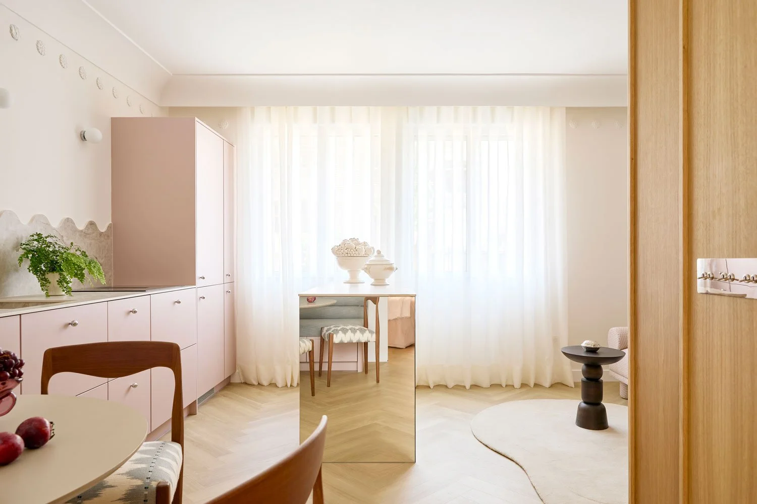 Casa-Gabriela-mini-apartamento-viso-madrid-cocina-isla-espejo.jpg