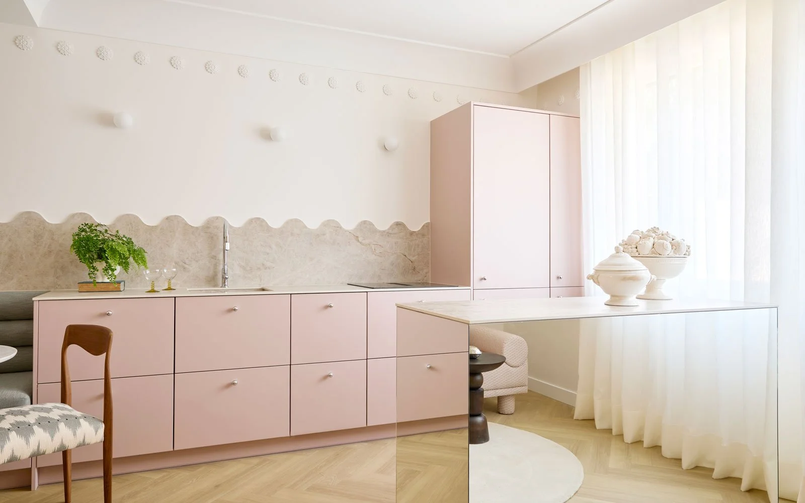 Casa-Gabriela-mini-apartamento-viso-madrid-cocina-lacada-isla-espejo.jpg