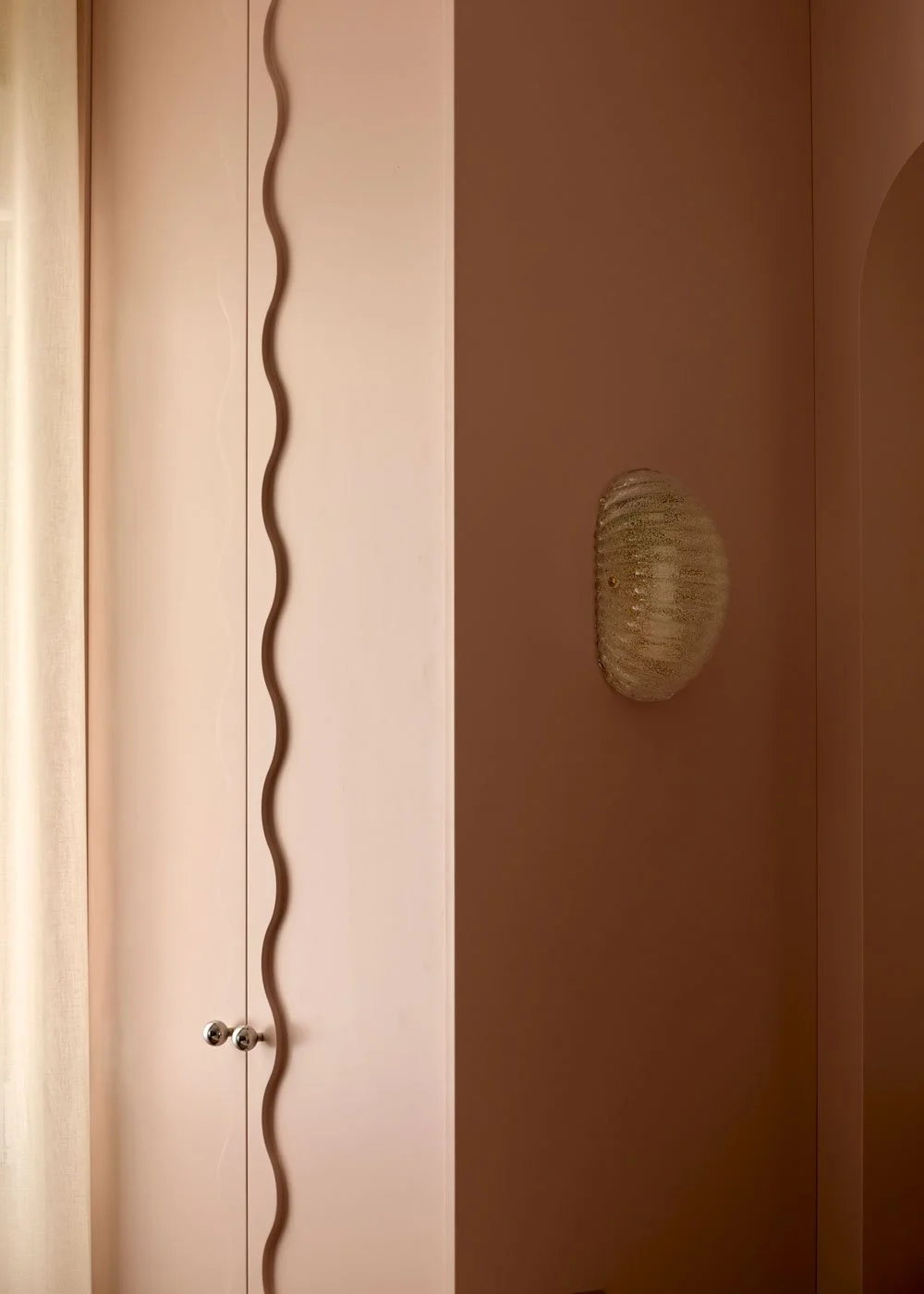 Casa-Gabriela-mini-apartamento-viso-madrid-detalle-carpinteria-ondas-armario.jpg