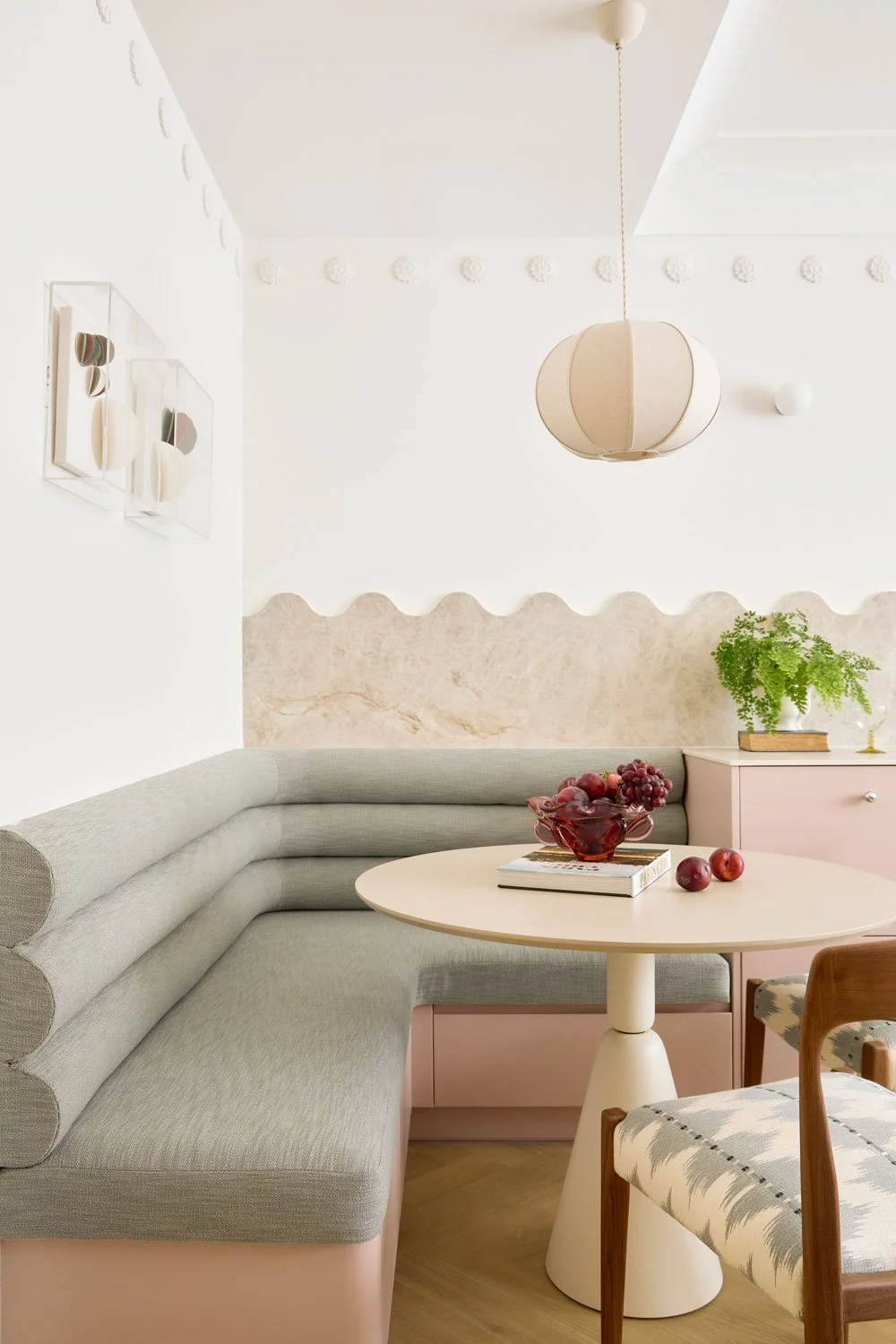 Casa-Gabriela-mini-apartamento-viso-madrid-comedor-banco-a-medida.jpg