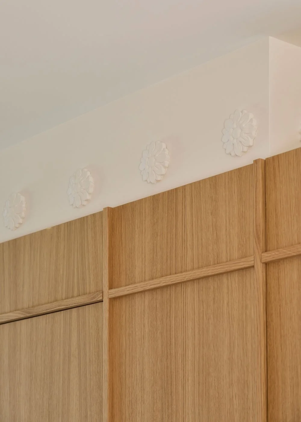 Casa-Gabriela-mini-apartamento-viso-madrid-detalle-flores-escayola.jpg