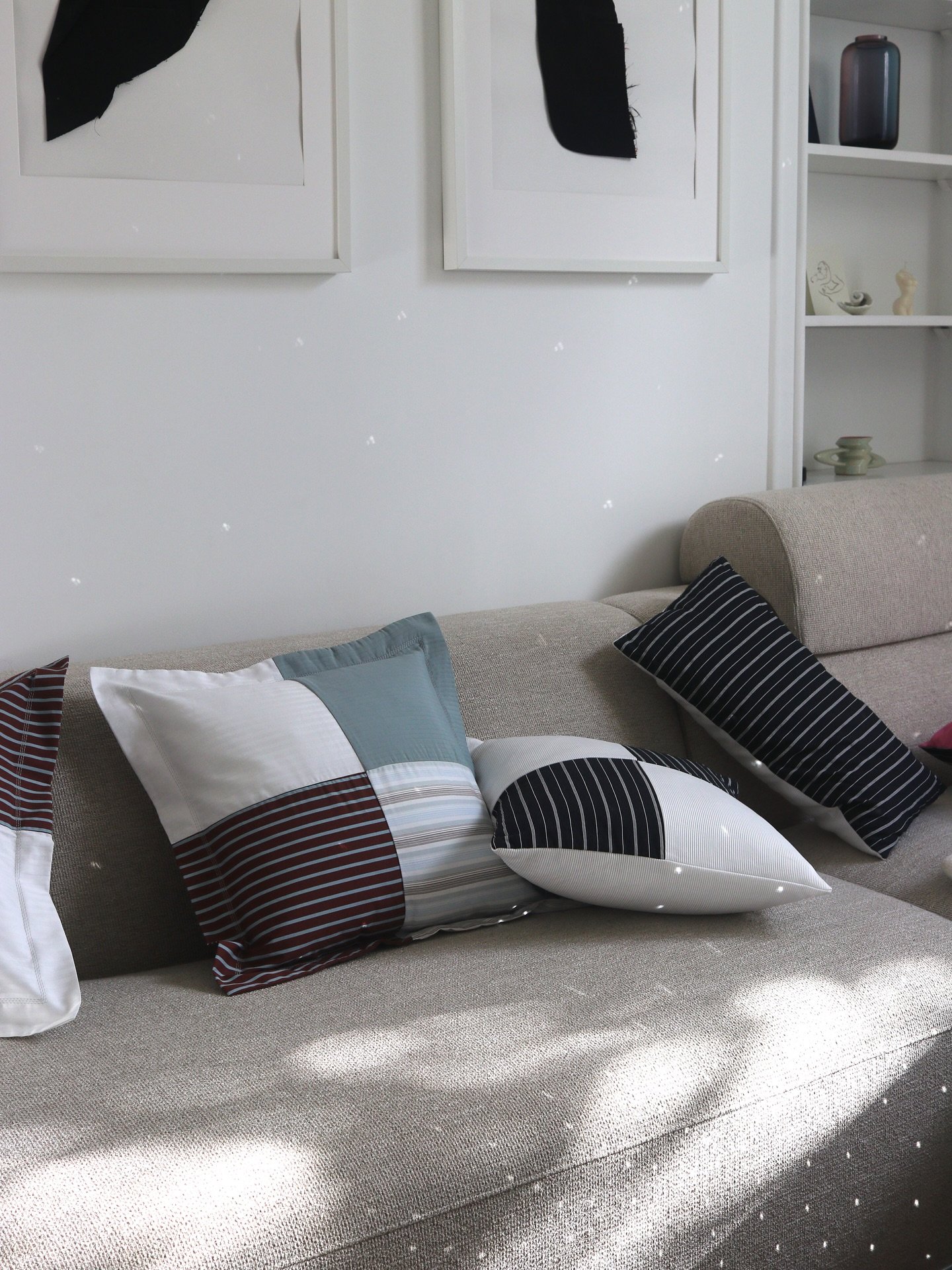 Je vous pr&eacute;sente ~ 𝕃𝔼𝕏𝕀 ~ housse de coussin fabriqu&eacute;e avec amour dans mon atelier &agrave; Maisons Alfort &agrave; partir de stocks dormants de maisons de luxe, de chutes de tissus et mati&egrave;res anciennes.&nbsp;

Retrouvez tout