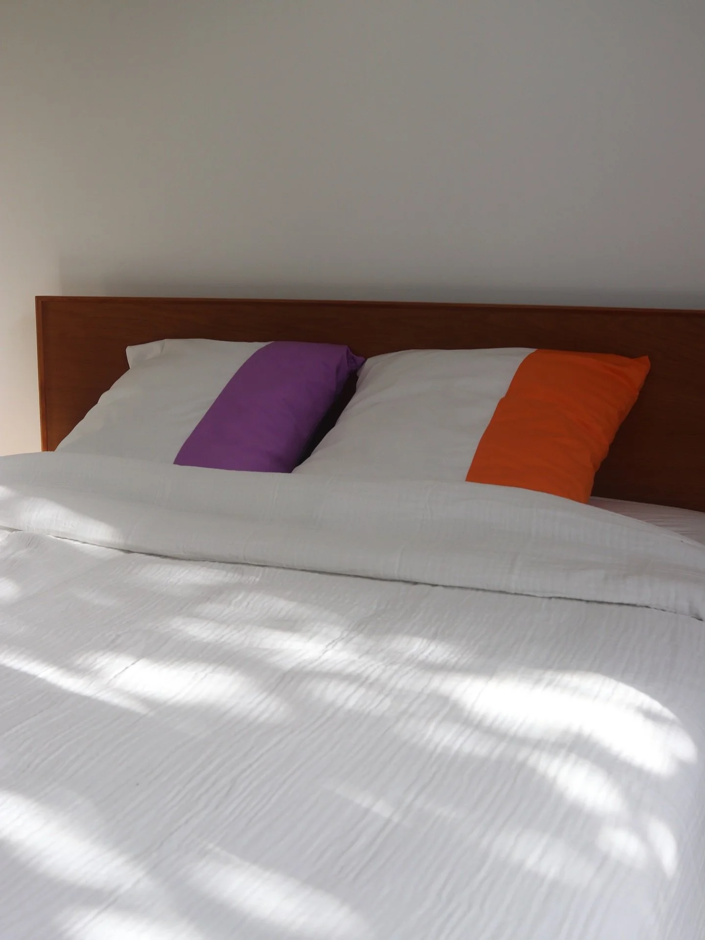 Tu veux pimper tes draps les plus simples avec des taies d&rsquo;oreillers graphique ? 
&lsquo;𝕔𝕙𝕝𝕠&rsquo; : 2 taies d&rsquo;oreiller lila et orange en 60x60cm, fabriqu&eacute;s avec amour dans mon atelier &agrave; Maisons-Alfort pour des sommeil