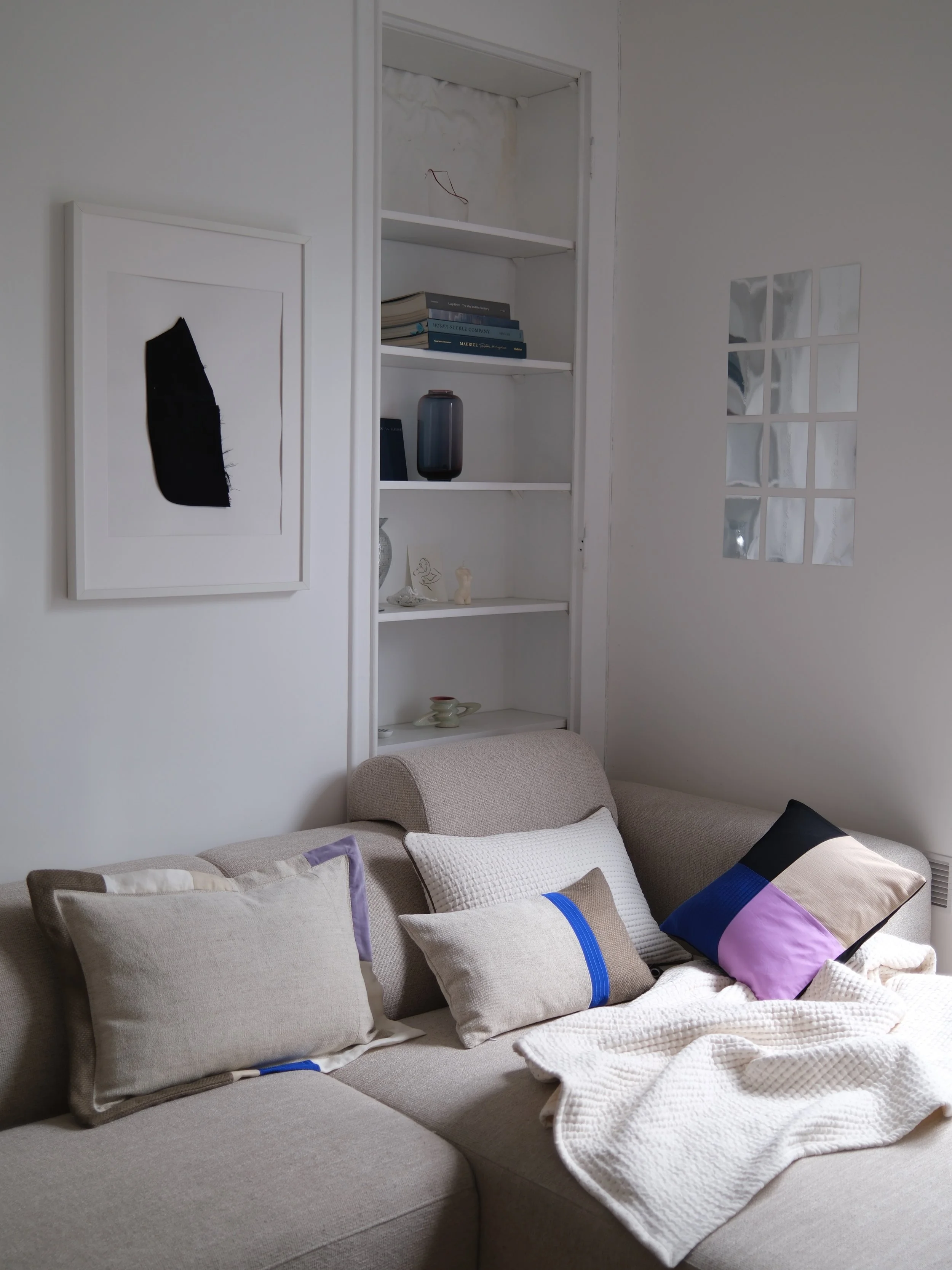 Ces derniers jours sur la fabrication sur mesure de ces coussins, plaids et rideaux qui viendront compl&eacute;ter le projet d&rsquo;am&eacute;nagement d&rsquo;un salon d&eacute;but&eacute; depuis janvier. 🪡 

J&rsquo;ai pris beaucoup de plaisir &ag