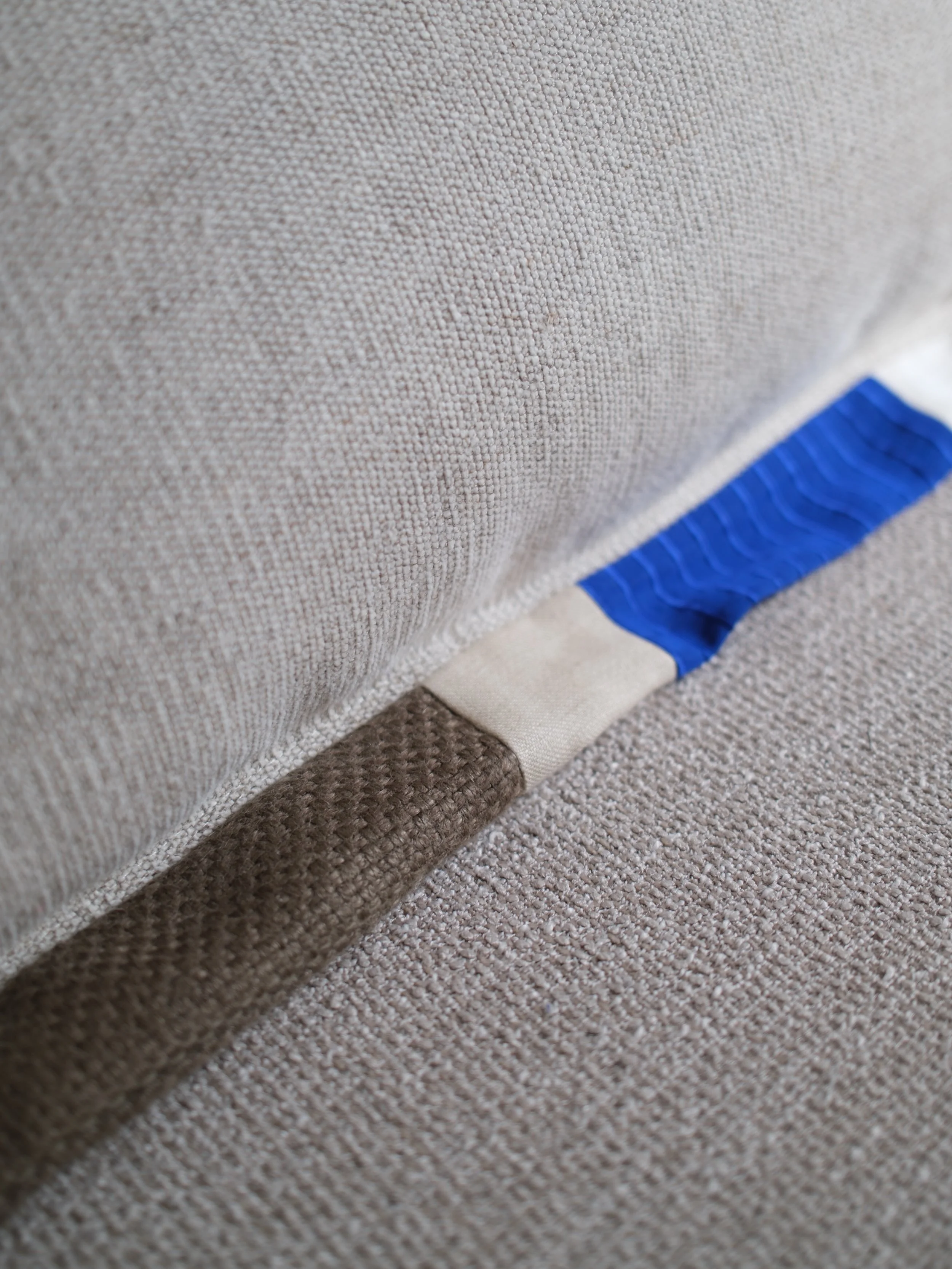 J&rsquo;accorde beaucoup d&rsquo;importance aux petits d&eacute;tails graphiques : une couleur, une finition, un jeu de mati&egrave;res&hellip; L&rsquo;&oelig;il voyage. ✨

Focus sur ces coussins sur mesure, pens&eacute;s jusque dans les moindres d&e
