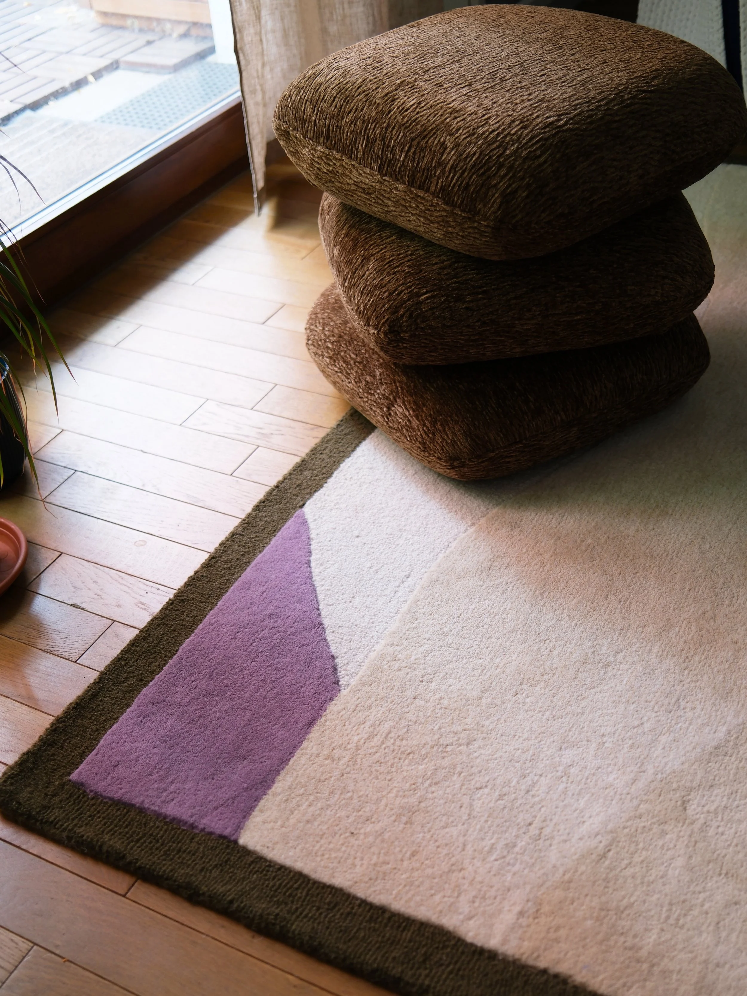 Focus sur quelques d&eacute;tails du 𝗣𝗥𝗢𝗝𝗘𝗧 𝗠𝗔𝗡𝗗𝗜𝗘𝗥 🪡

Avec notamment les rideaux et coussins sur mesure qui ont &eacute;t&eacute; pens&eacute;s autour de l&rsquo;univers du tapis, la pi&egrave;ce centrale de ce projet. 

Un projet sur 