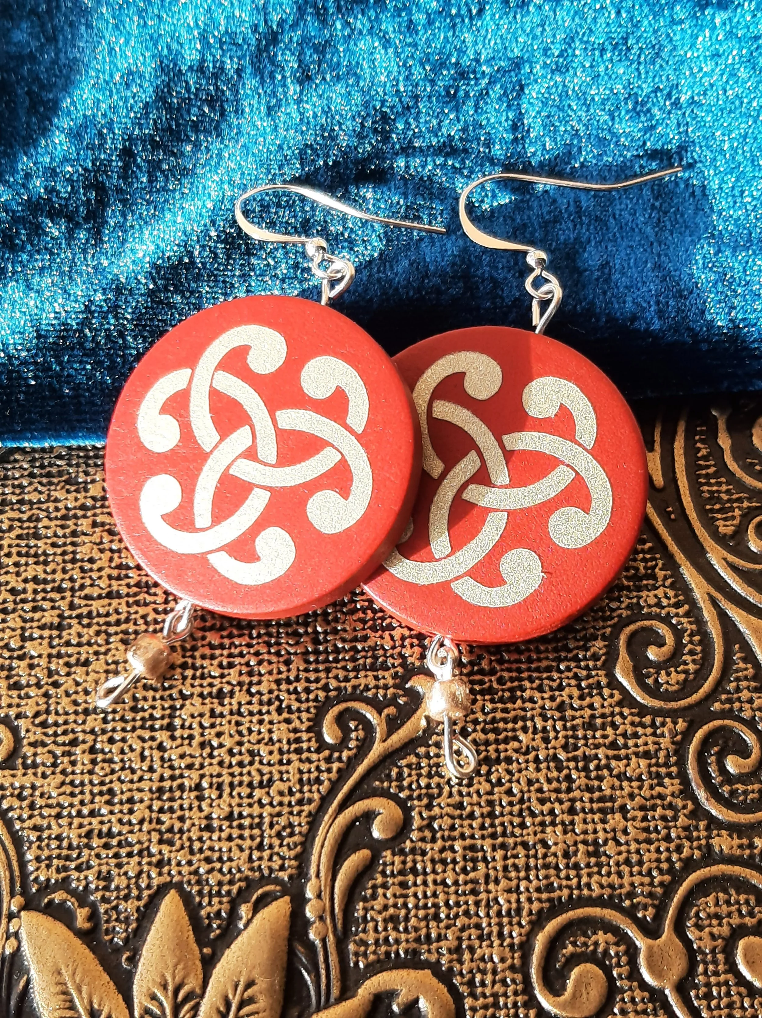 Red-Gold 3-part Celtic Knot