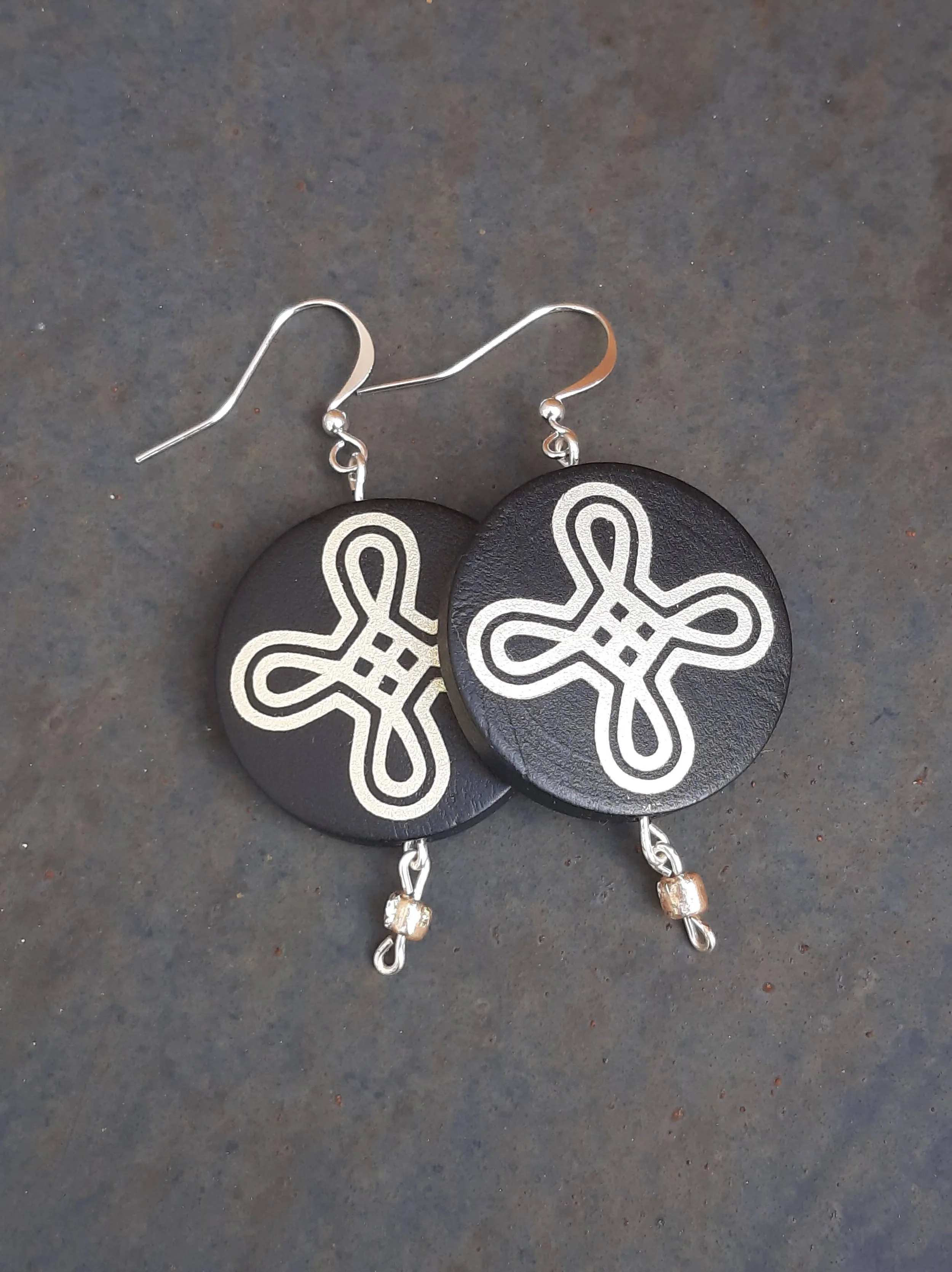 Black-Gold Medieval Tile Cross Knot