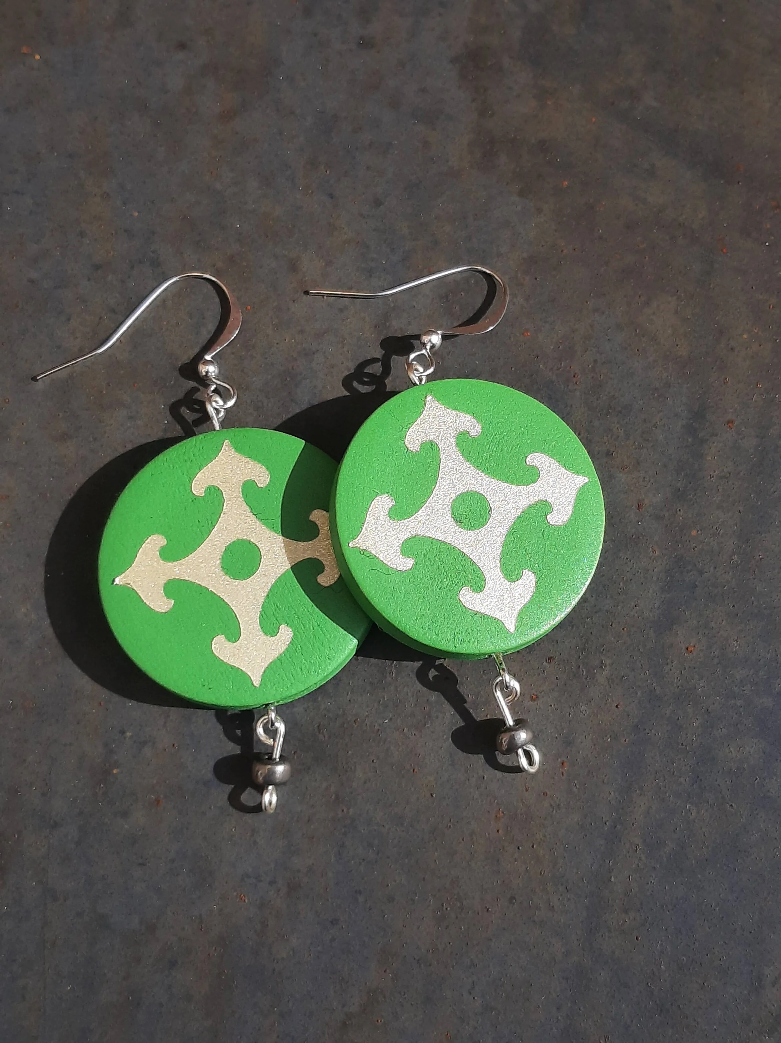 Green-Silver Medieval Tile Arrows