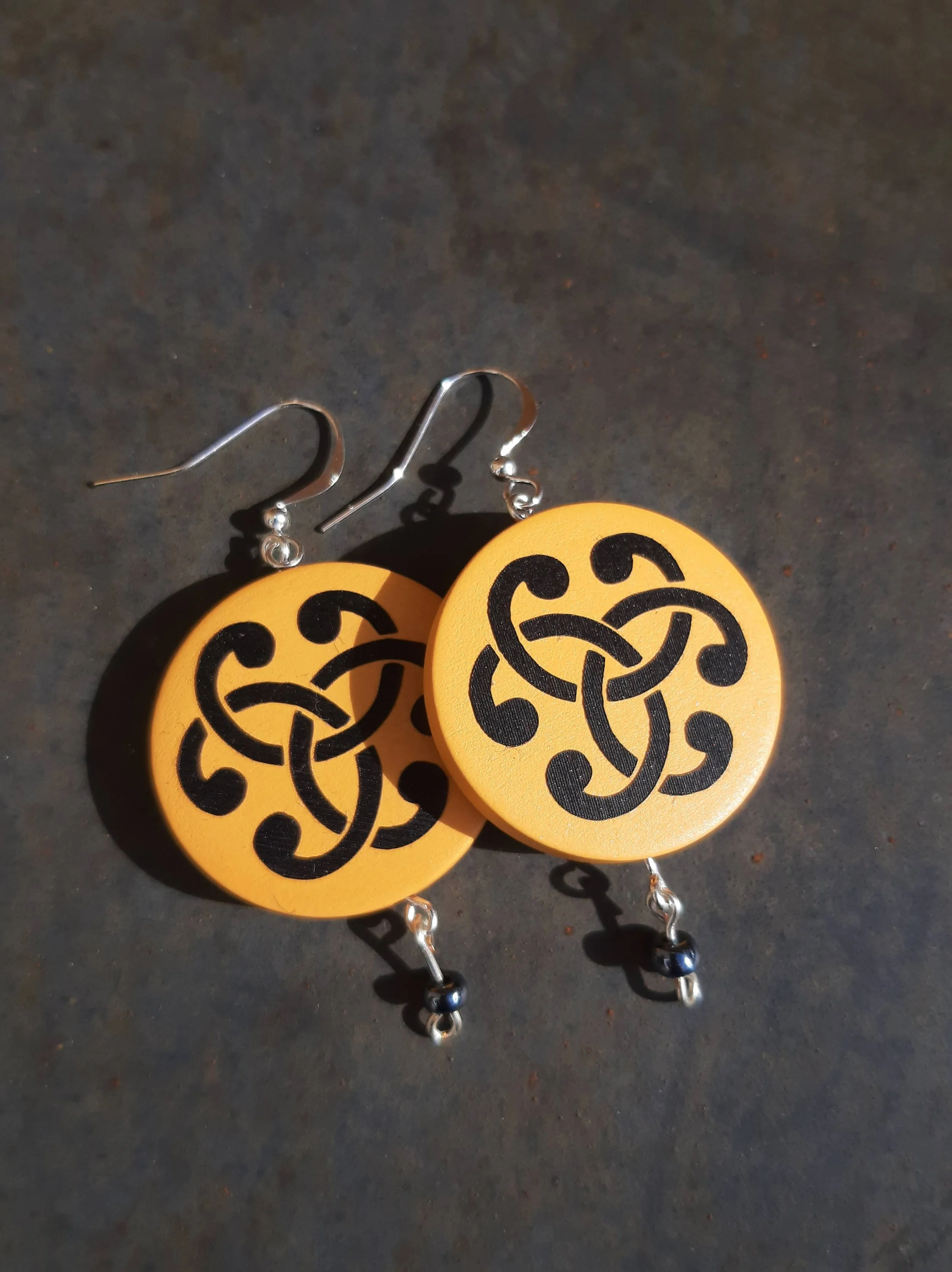 Yellow-Black 3 Part Celtic Knot