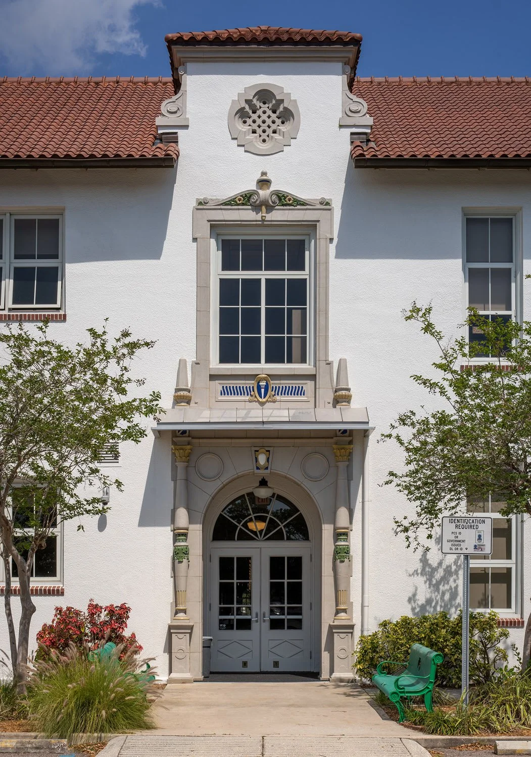 5_RoweArchitects_StPeteHighSchool_FacultyEntrance.jpg