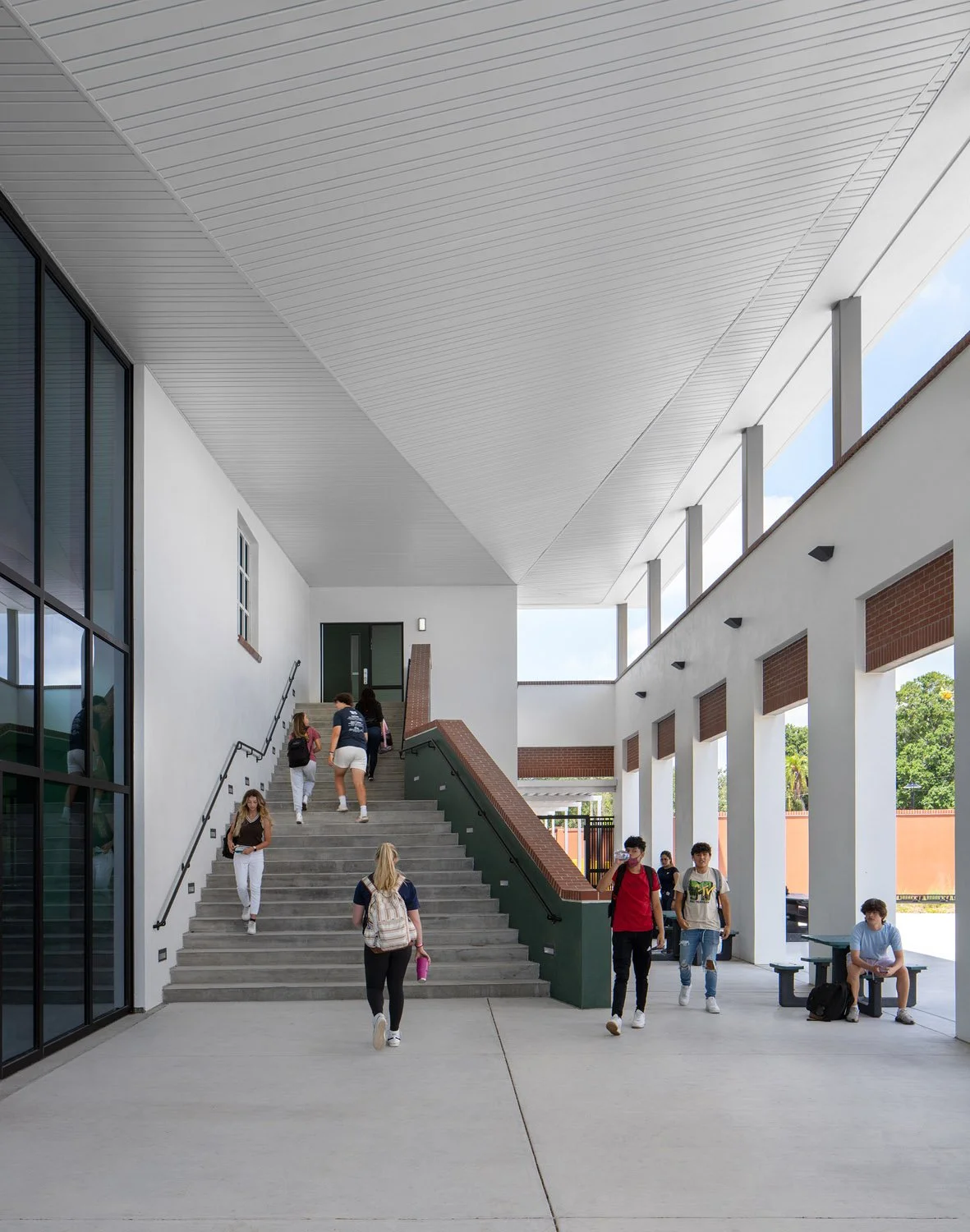 6_RoweArchitects_StPeteHighSchool_BuildingTwo.jpg