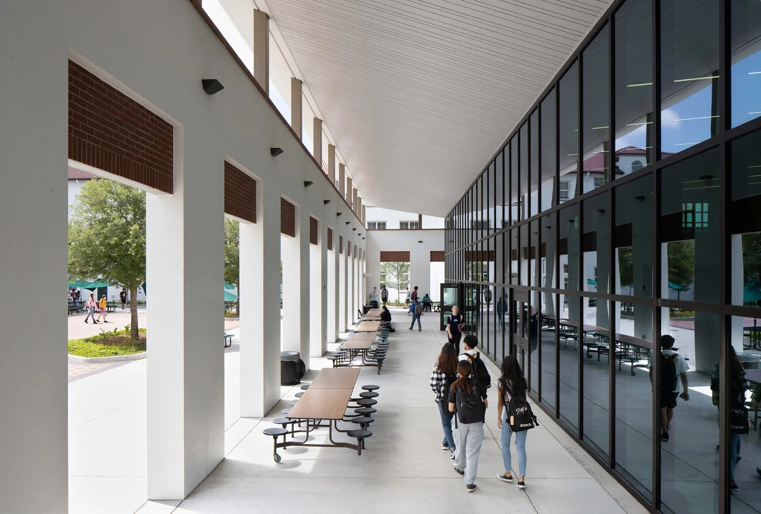 7_RoweArchitects_StPeteHighSchool_Breezeway.jpg