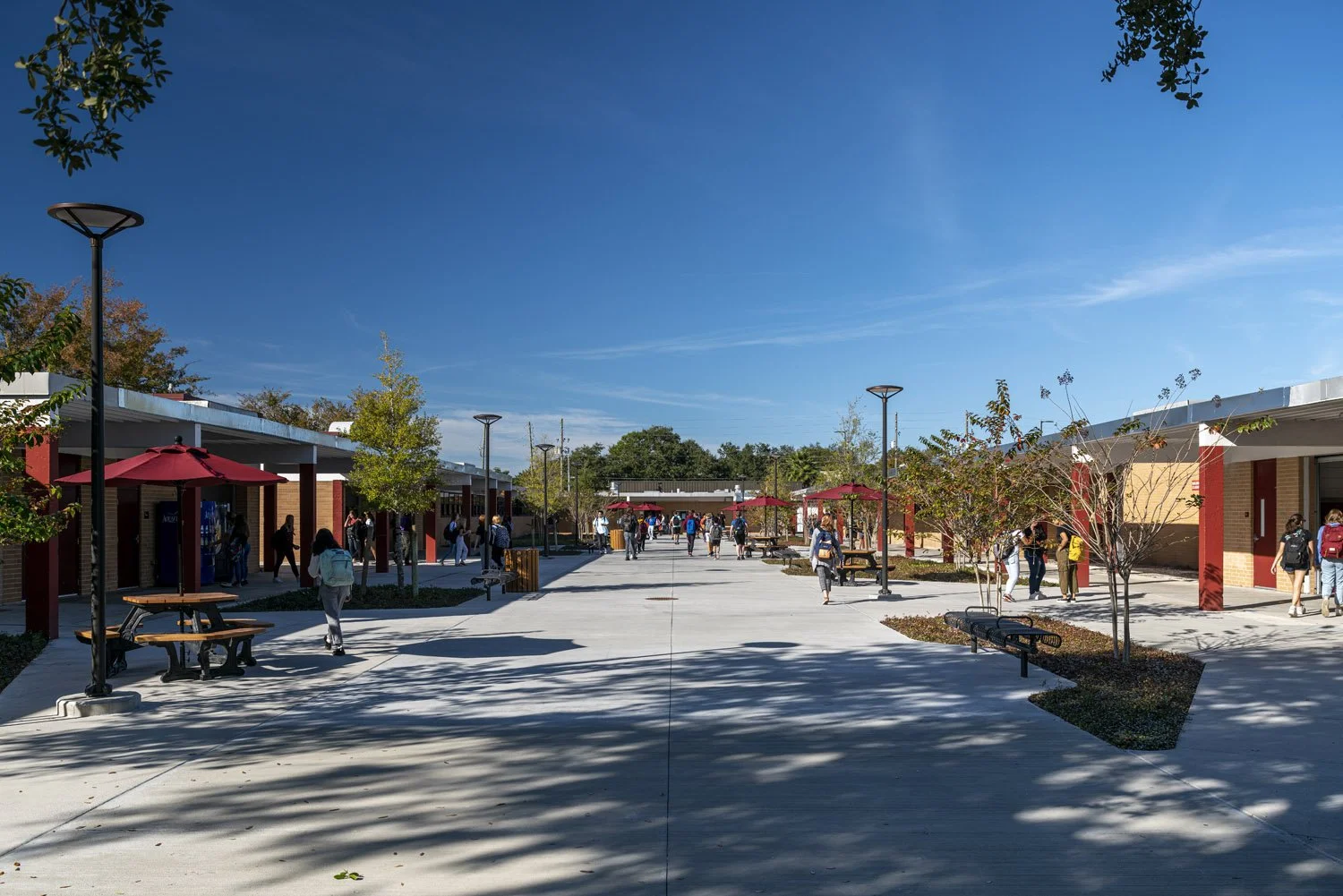2_RoweArchitects_TarponSpringHS_Courtyard.jpg