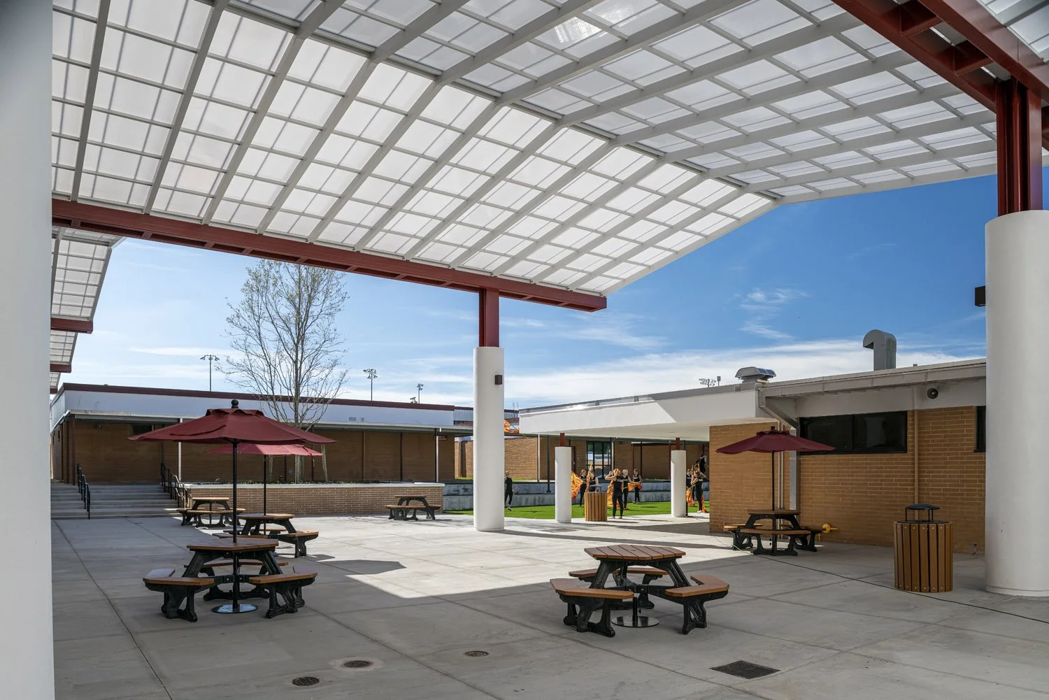 3_RoweArchitects_TarponSpringHS_Courtyard.jpg