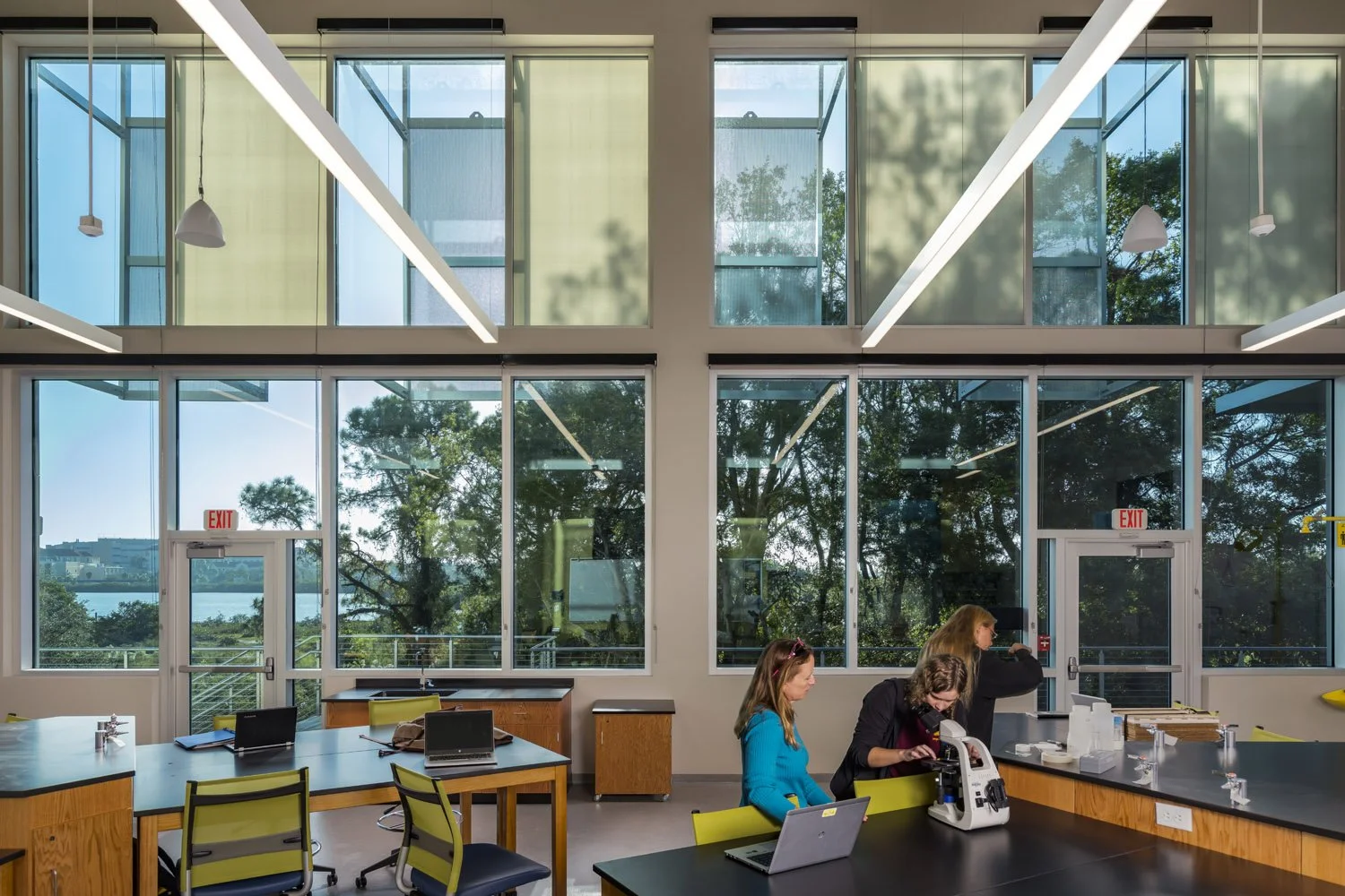 5_RoweArchitects_BayPinesSTEMCenter_Lab.jpg