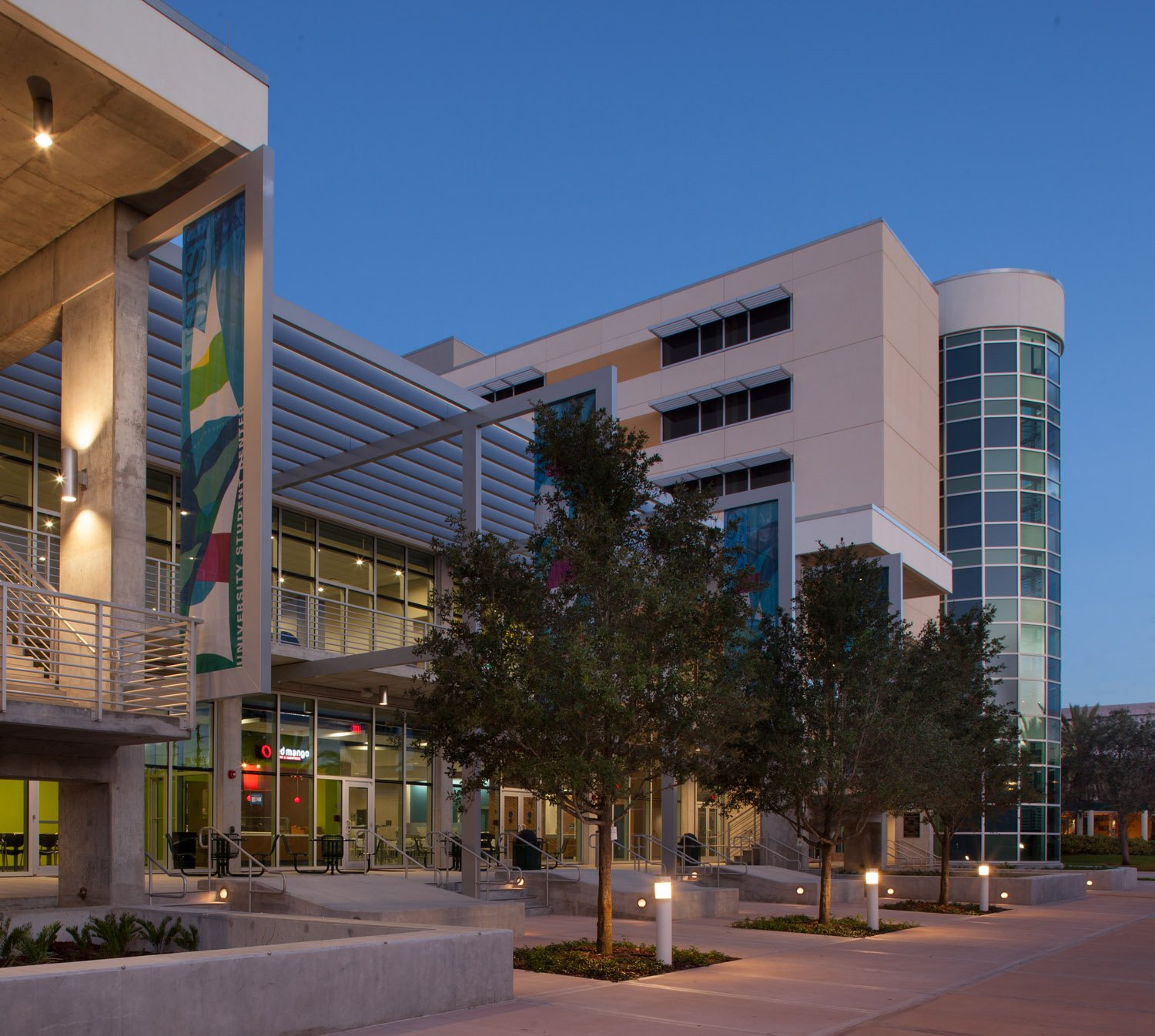 8_RoweArchitects_USFSP_StudentCenter_Exterior.jpg
