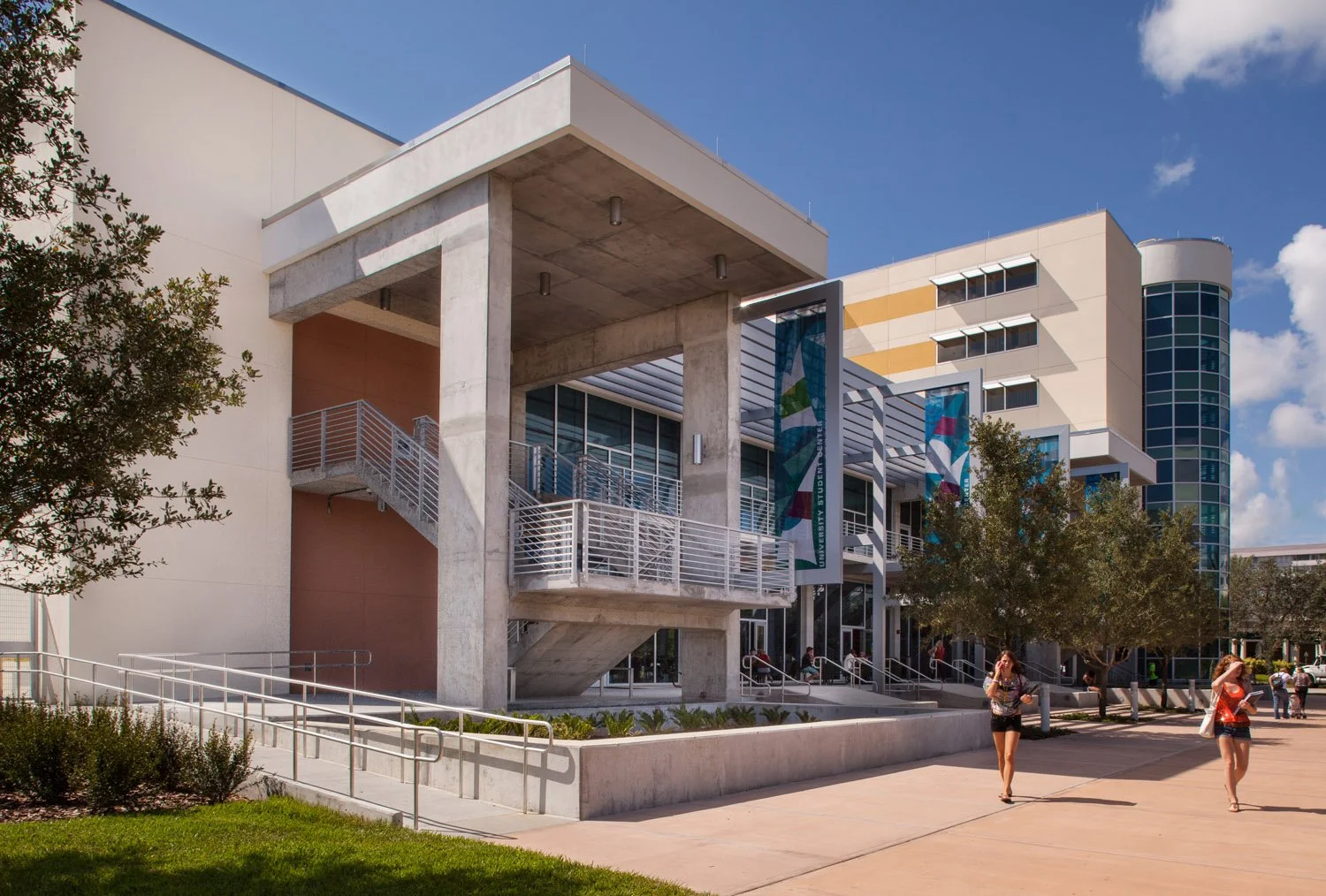9_RoweArchitects_USFSP_StudentCenter_Exterior.jpg