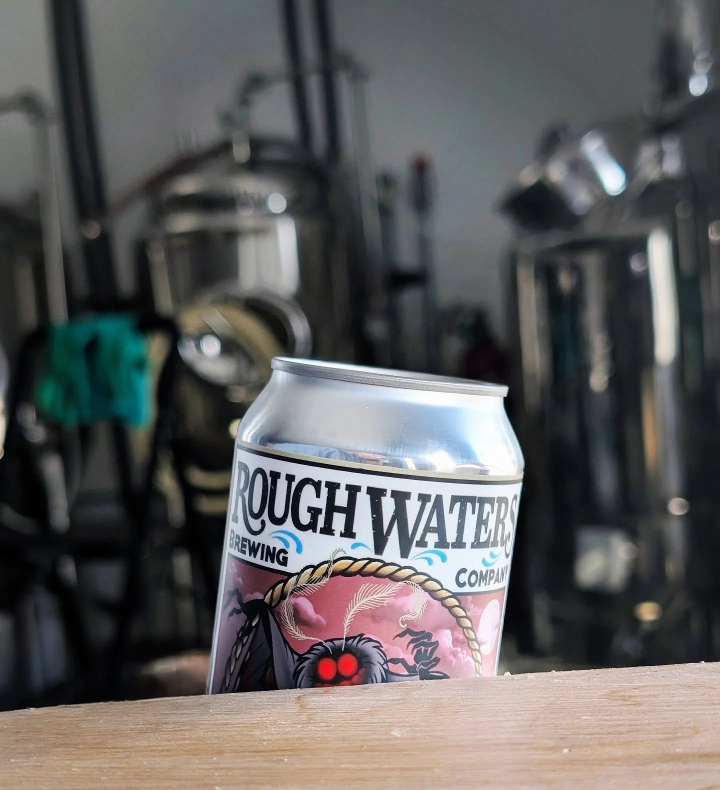 Have you seen the sign? A new legend has emerged: MOTHMAN is here!

This 7% Double IPA is brewed to thrill. Don't be afraid of the DIPA strength; the bitterness is expertly balanced, leading to a vibrant finish rich with orange notes. The secret? We 