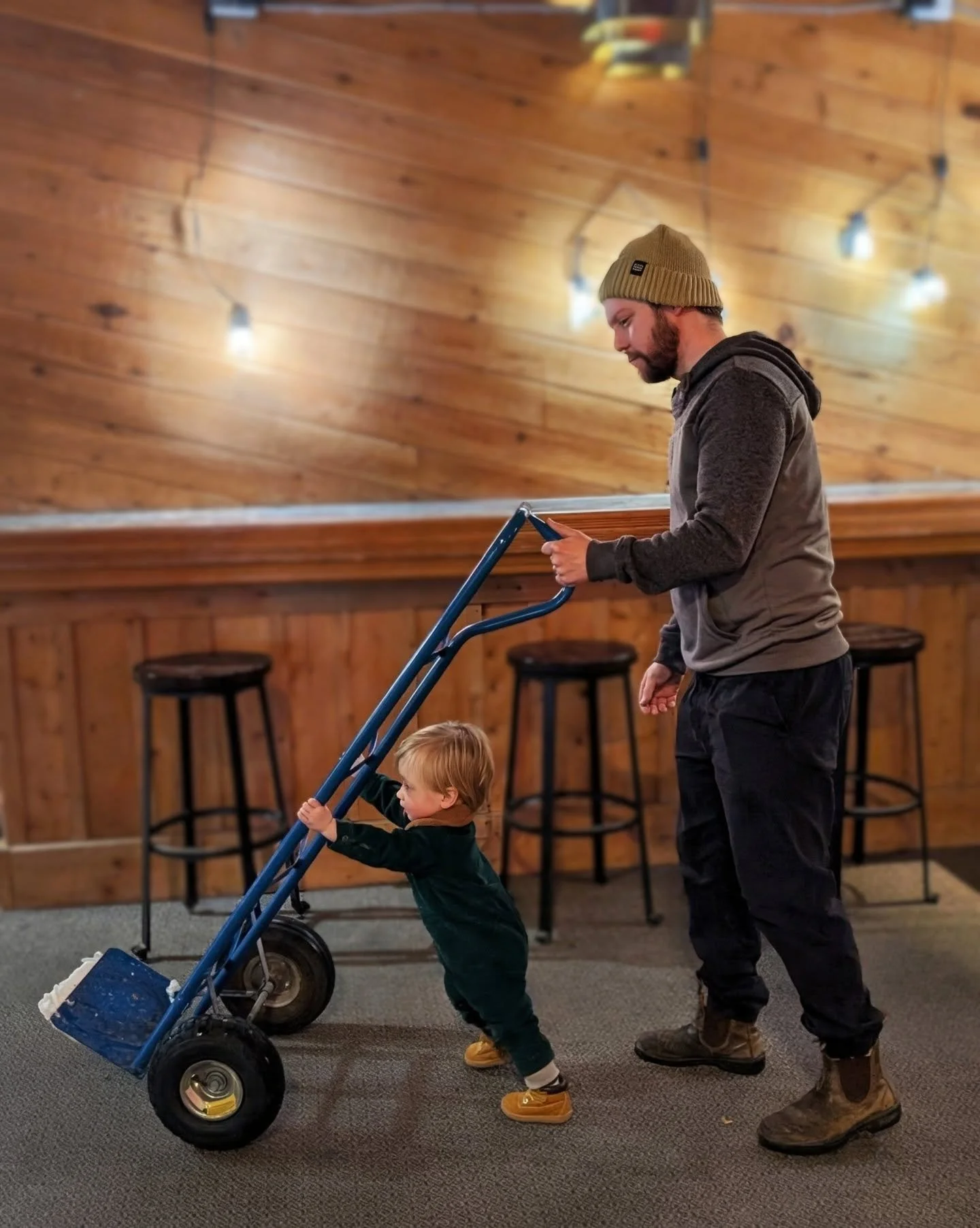 Apr&egrave;s just got sweeter ⛷️🍺

We dropped off a fresh delivery of our Sweetheart IPA, now pouring at @skimarble 🤯

This juicy and hazy IPA is smooth, aromatic, and packed with bright citrus and tropical fruit, with a soft finish that makes it d