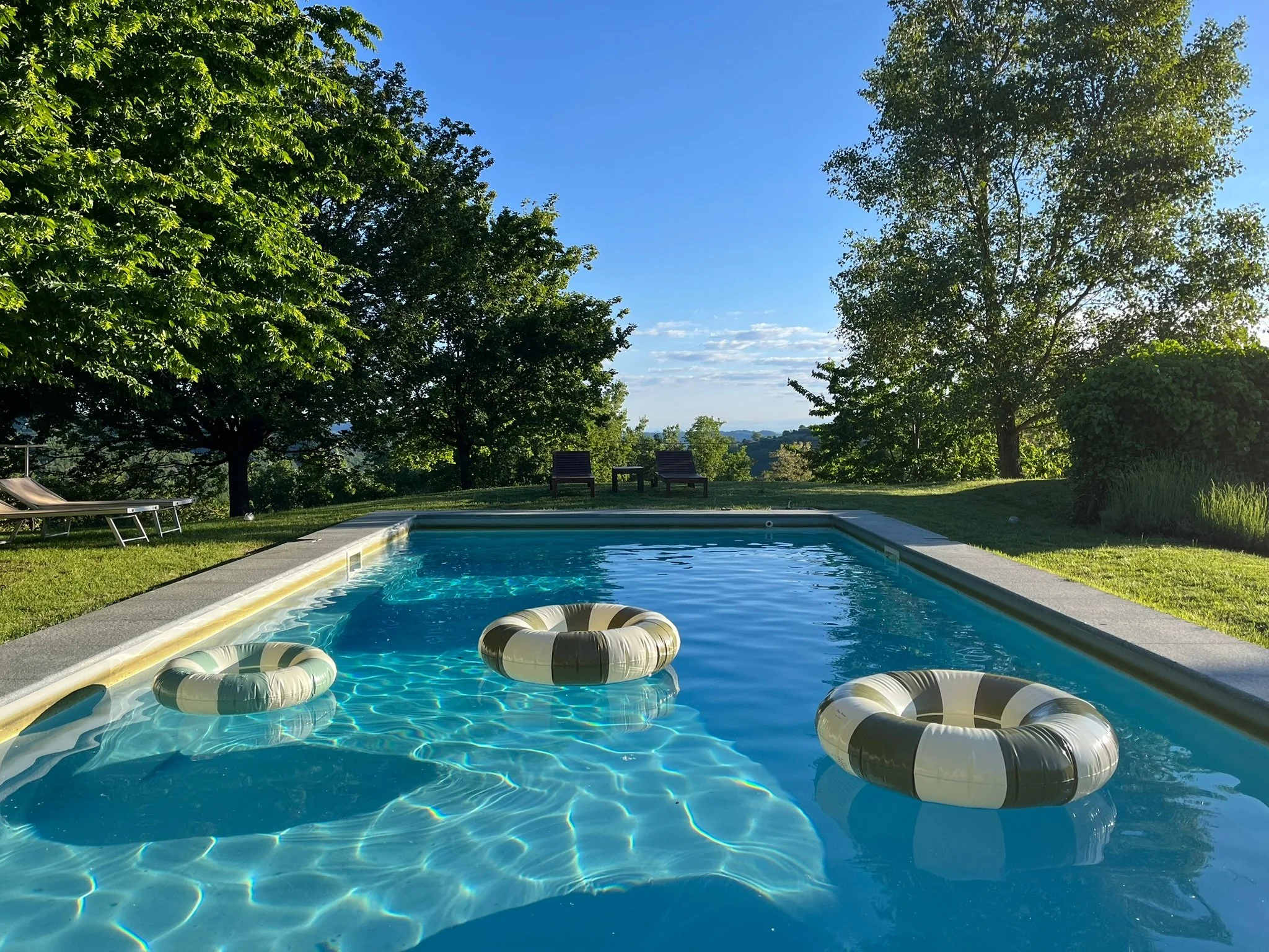 A garden with panoramic views and a swimming pool in Piemonte.