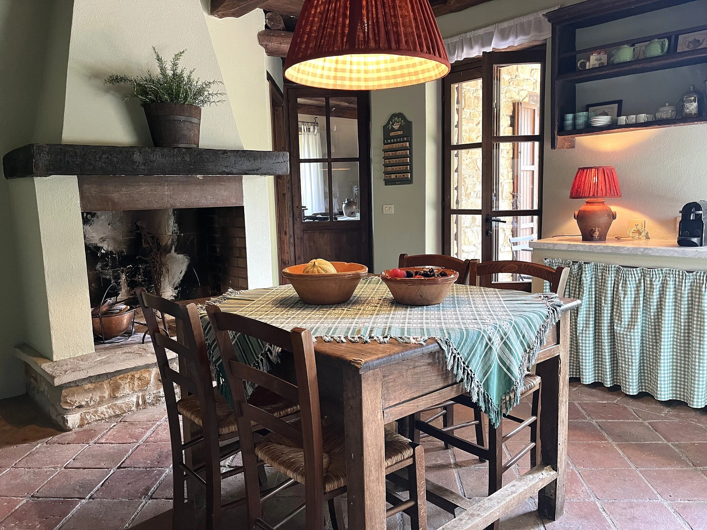 italian-kitchen-interior.country.jpg