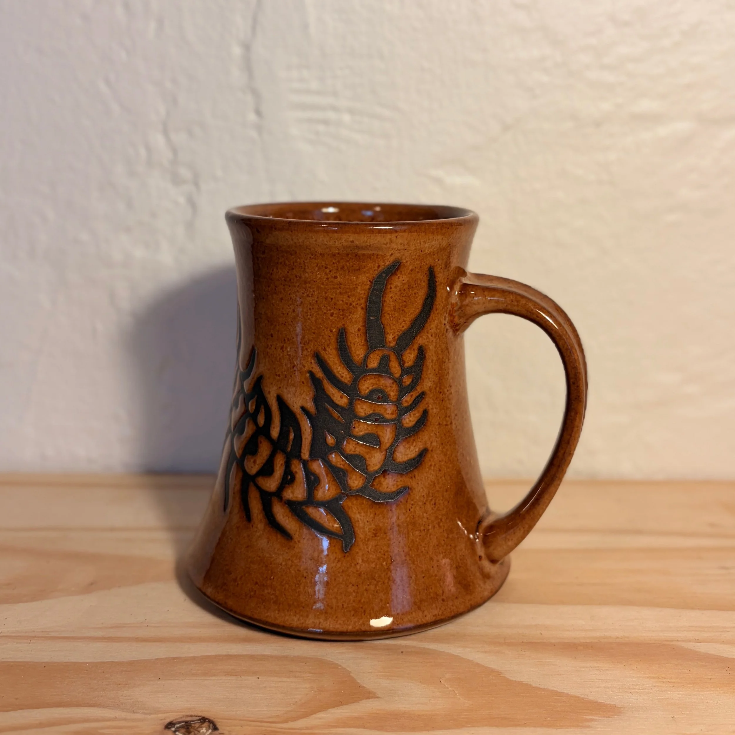 centipede mug in caramel gloss