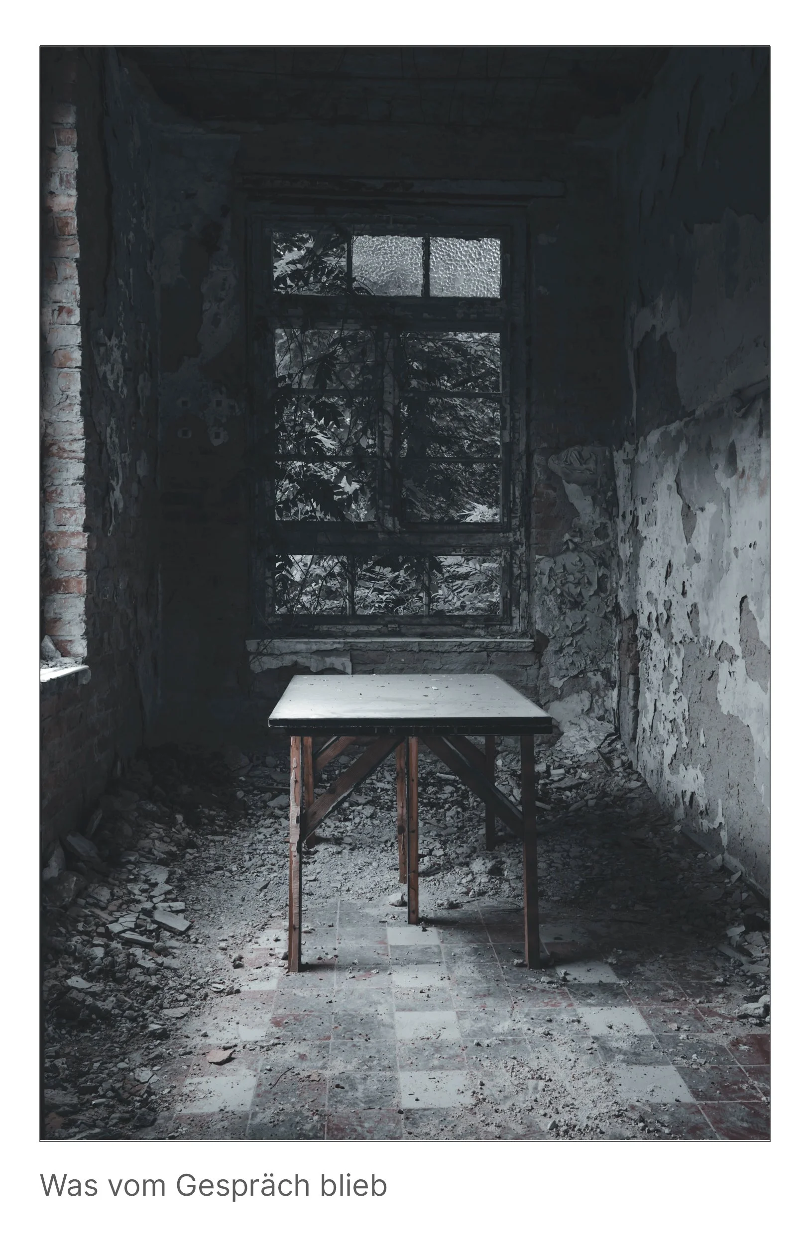 Einsamer Holztisch in einem zerstörten Raum, Spuren menschlicher Nähe in der Stille der Ruinen.