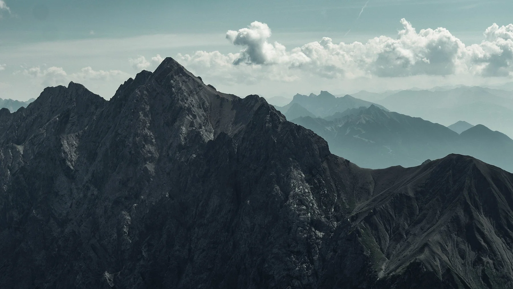 Zwischen Stein und Schweigen