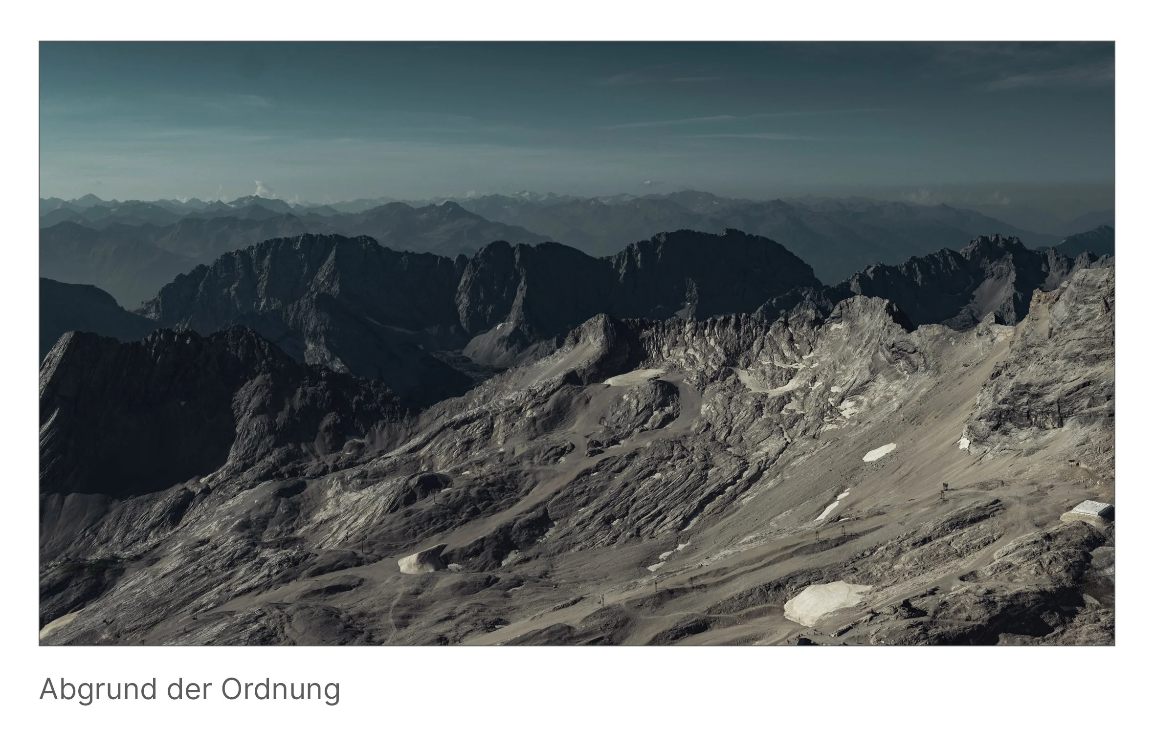 Gletscherähnliche Steinstrukturen auf der Zugspitze, gezeichnet von Linien und Schichten – eine Studie über Struktur im Chaos der Natur.