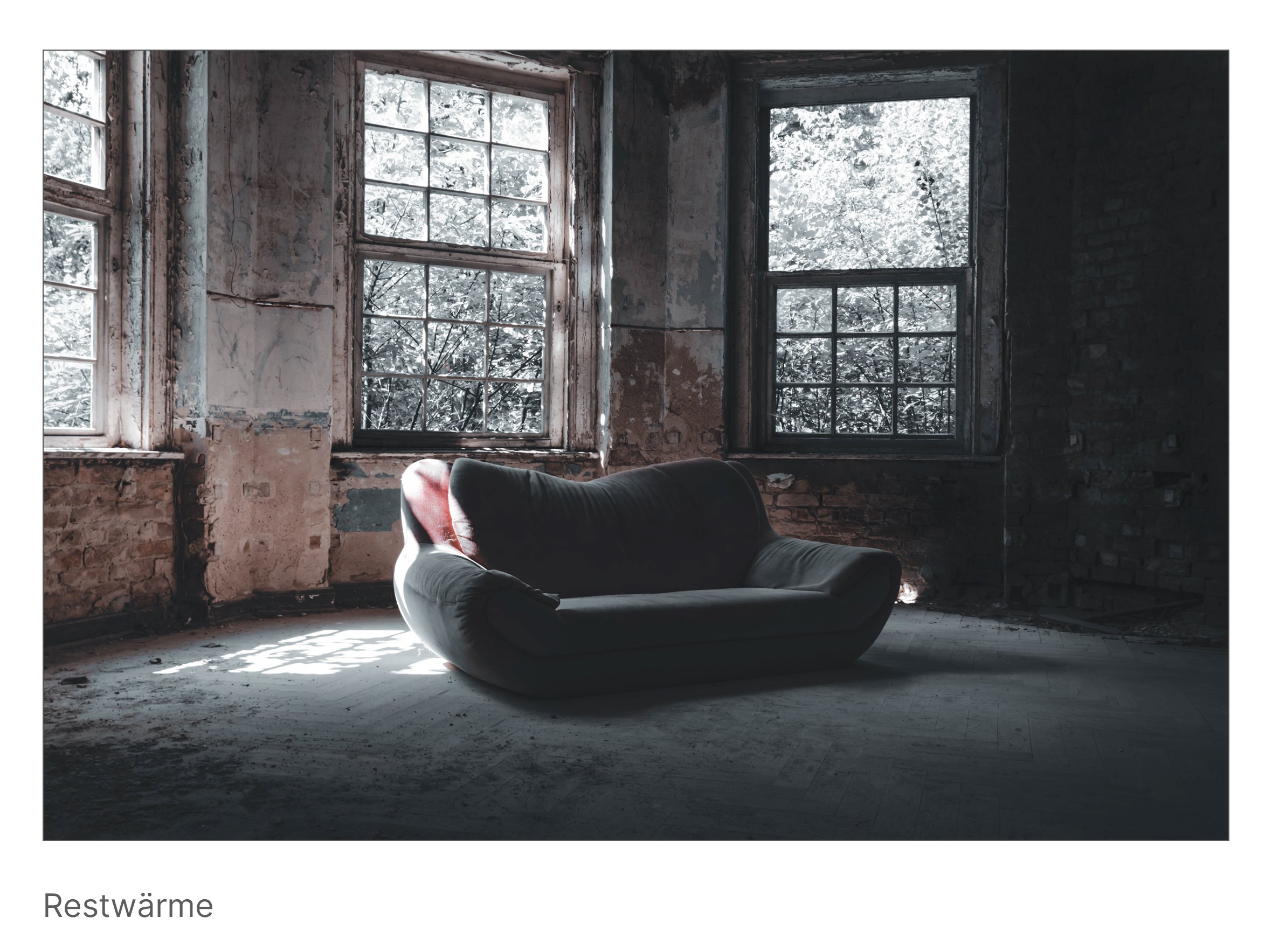 Altes Sofa im leeren Raum, Sonnenlicht auf den Stoff, als halte er noch die Erinnerung an Leben fest.