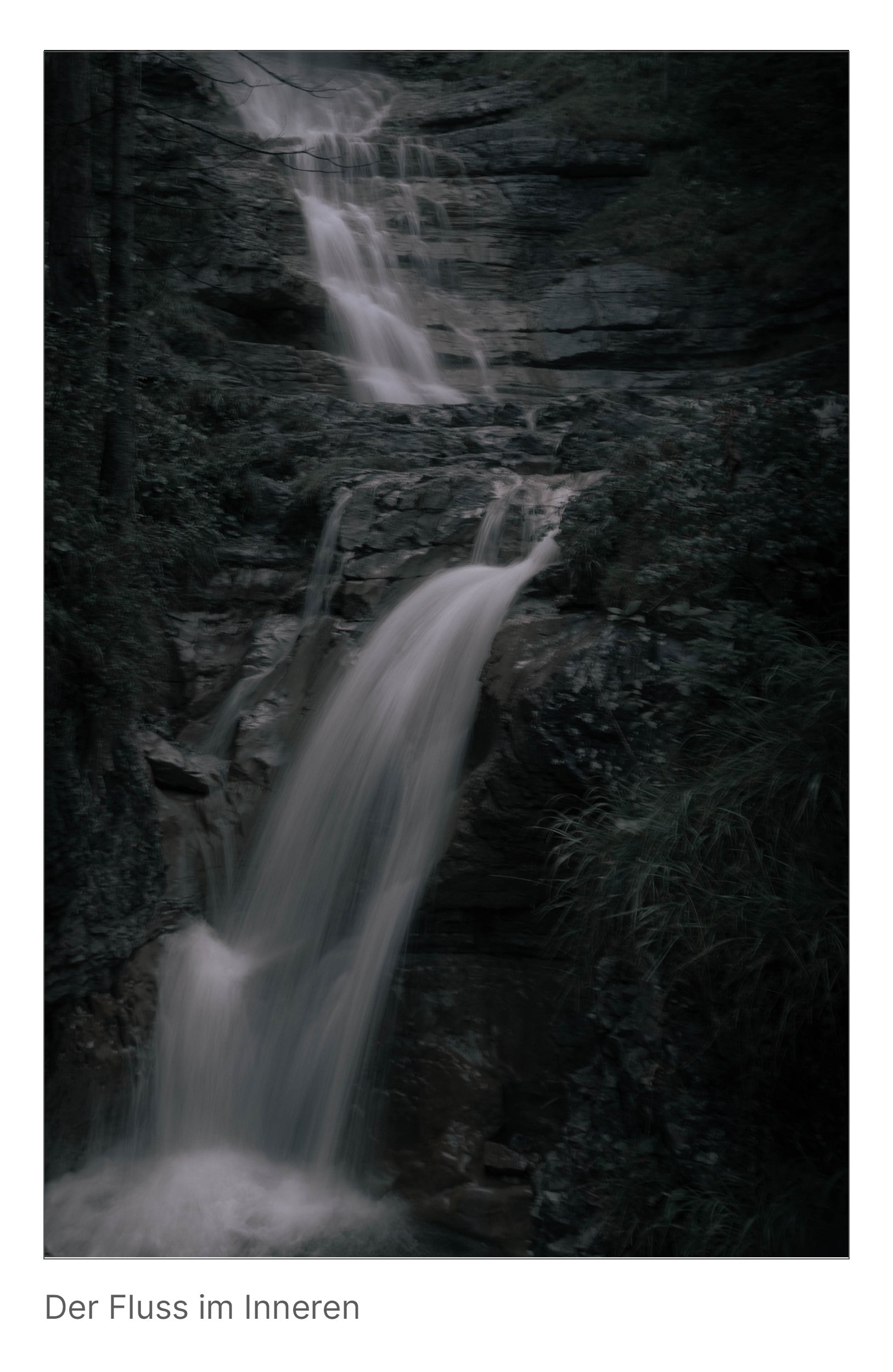 Mehrstufiger Wasserfall in dichtem Grün, fließendes Weiß im Schatten – Bild über Reinigung, Tiefe und Selbsterkenntnis.