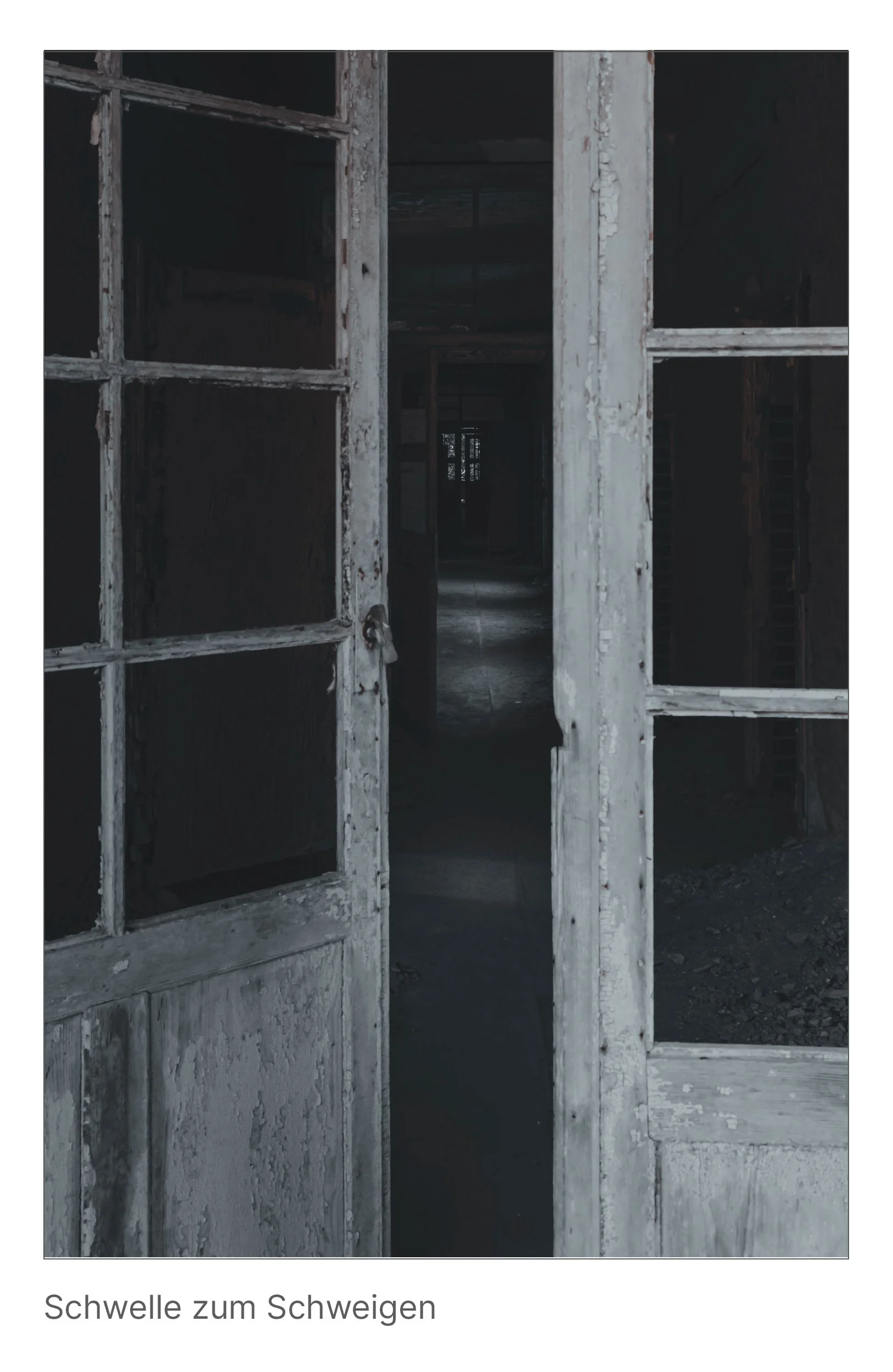 Halb geöffnete, verwitterte Tür eines alten Gebäudes führt in einen dunklen Raum, Symbol für Übergang und Verfall.