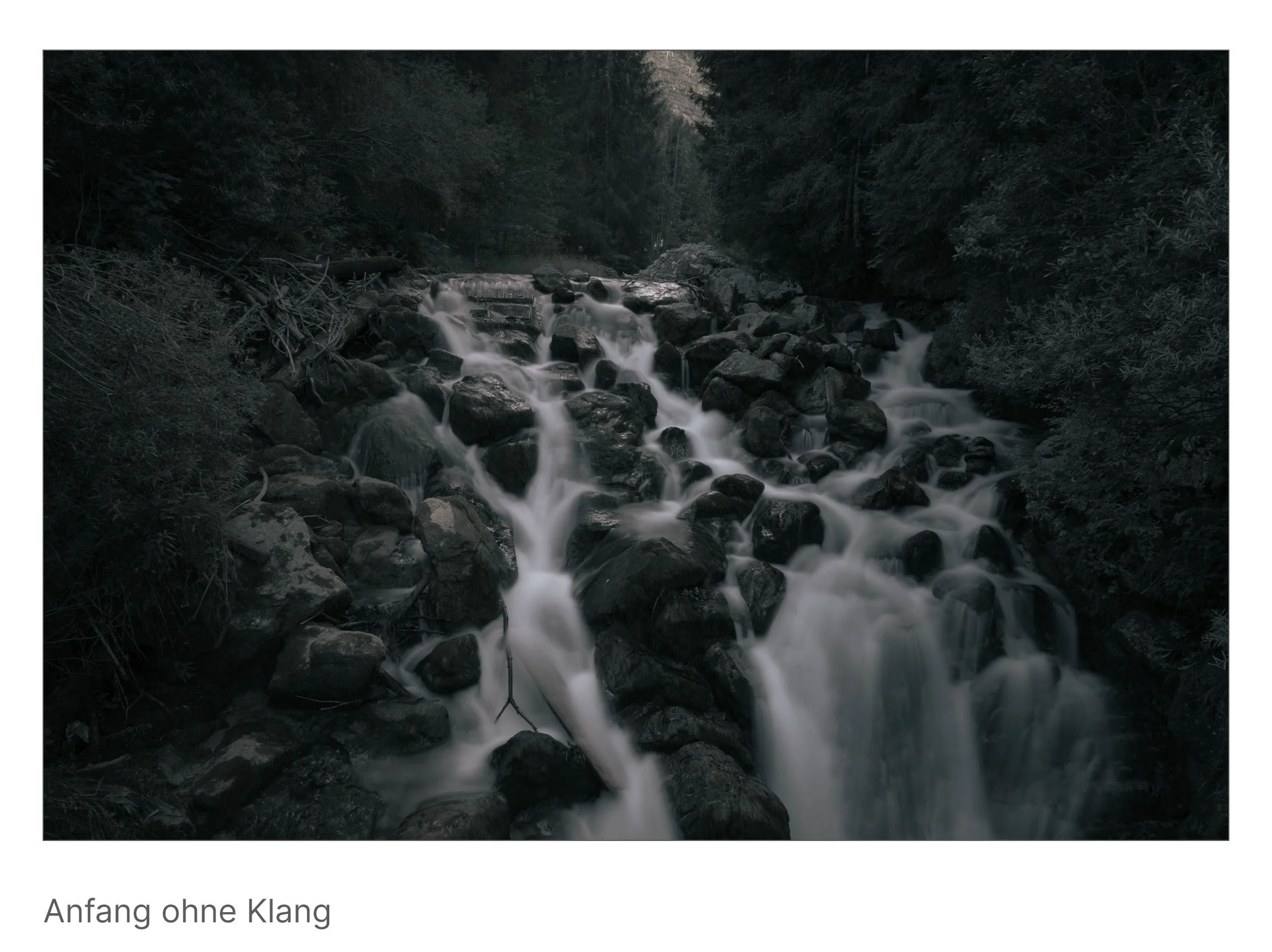Wasser strömt kaskadenartig über dunkle Felsen, eingefroren in Bewegung – ein stiller Beginn voller Kraft und Ruhe.