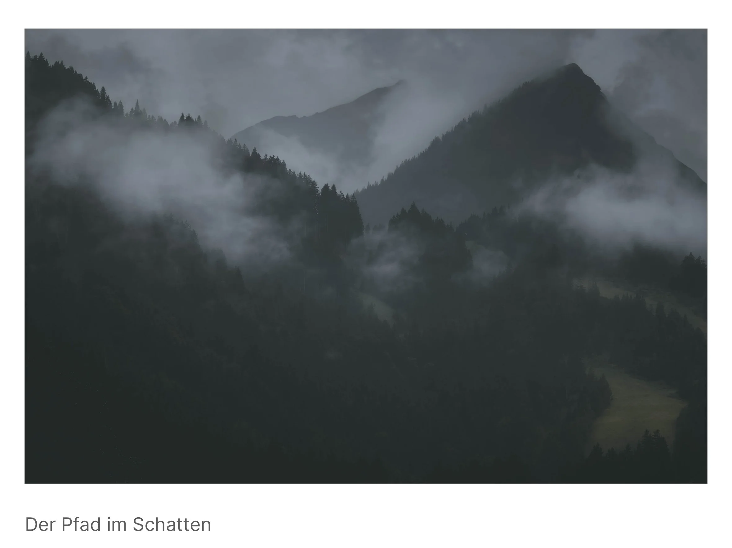 Nebelverhangene Berglandschaft, ein kaum sichtbarer Pfad führt durch Schatten und Licht – Symbol für Suche und Unsicherheit.