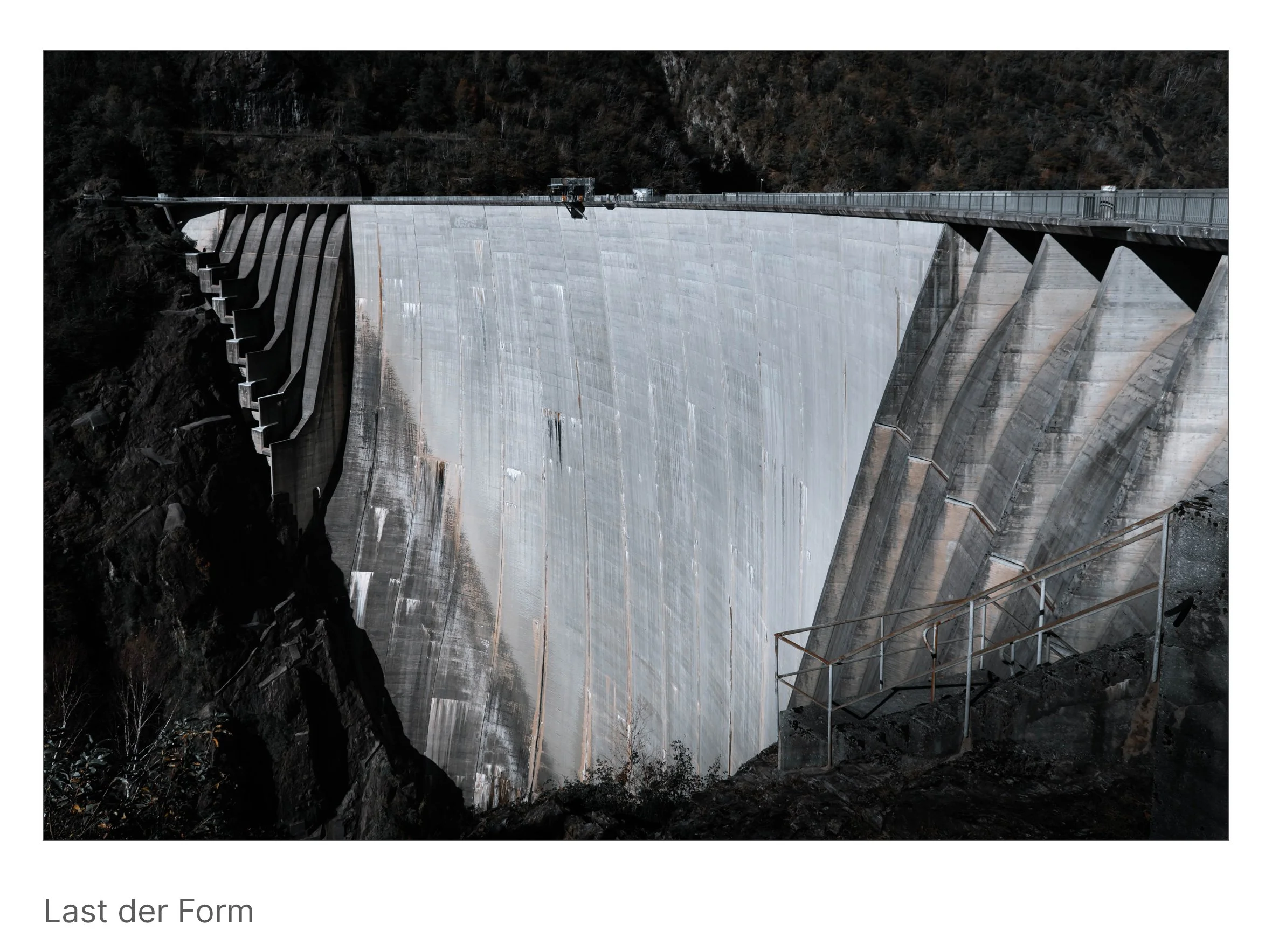 Eine ruhige, atmosphärische Serie über den Kontrast zwischen Natur und Beton. Fotografien zeigen einen stillgelegten Staudamm, Spuren des Wassers und die raue Schönheit vergessener Ingenieurskunst. ReBlick macht sichtbar, wo Kraft, Stille und Verfall