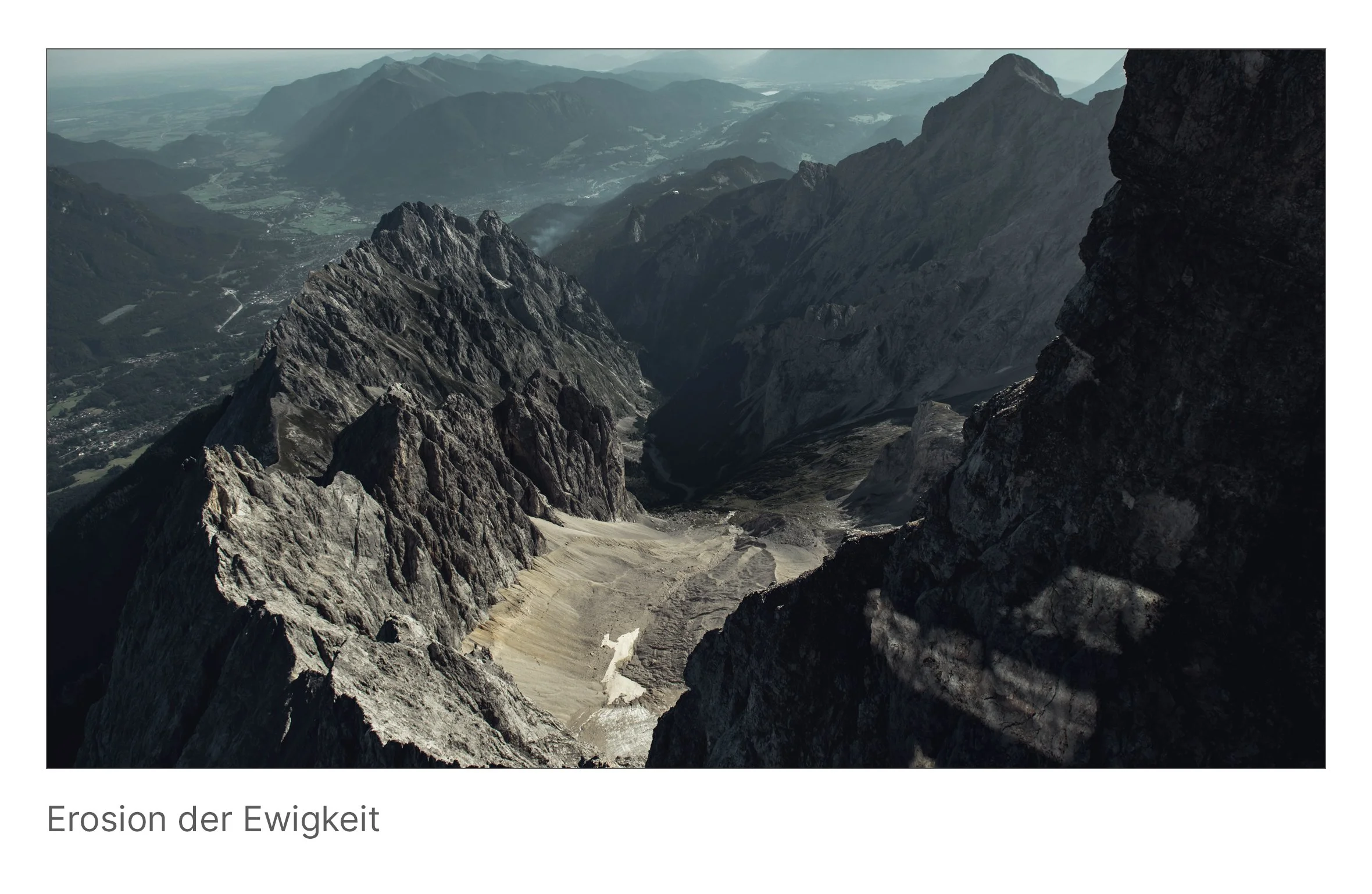 Tief eingeschnittenes Bergtal zwischen massiven Felsen, das die Spuren von Wind und Zeit zeigt – Sinnbild für Vergänglichkeit und Dauer zugleich.