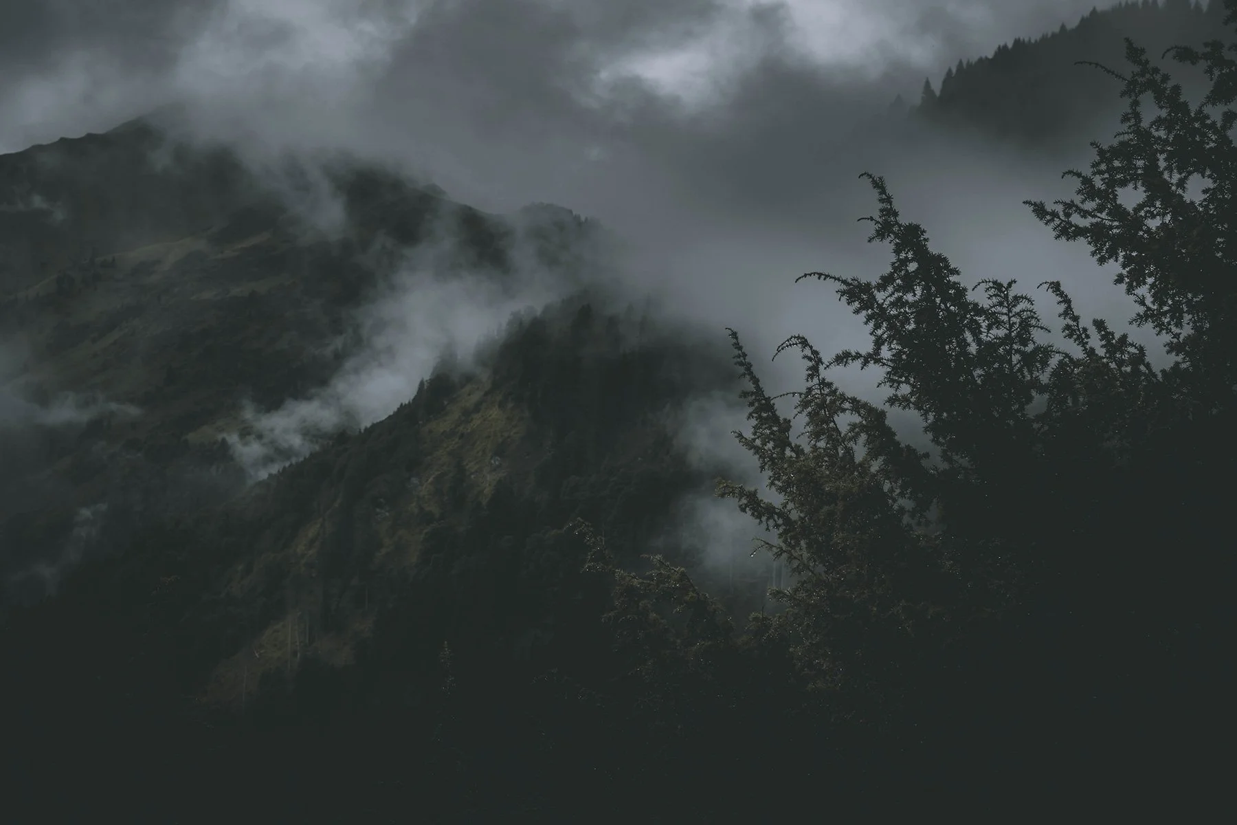 Zwischen Himmel und Schweigen