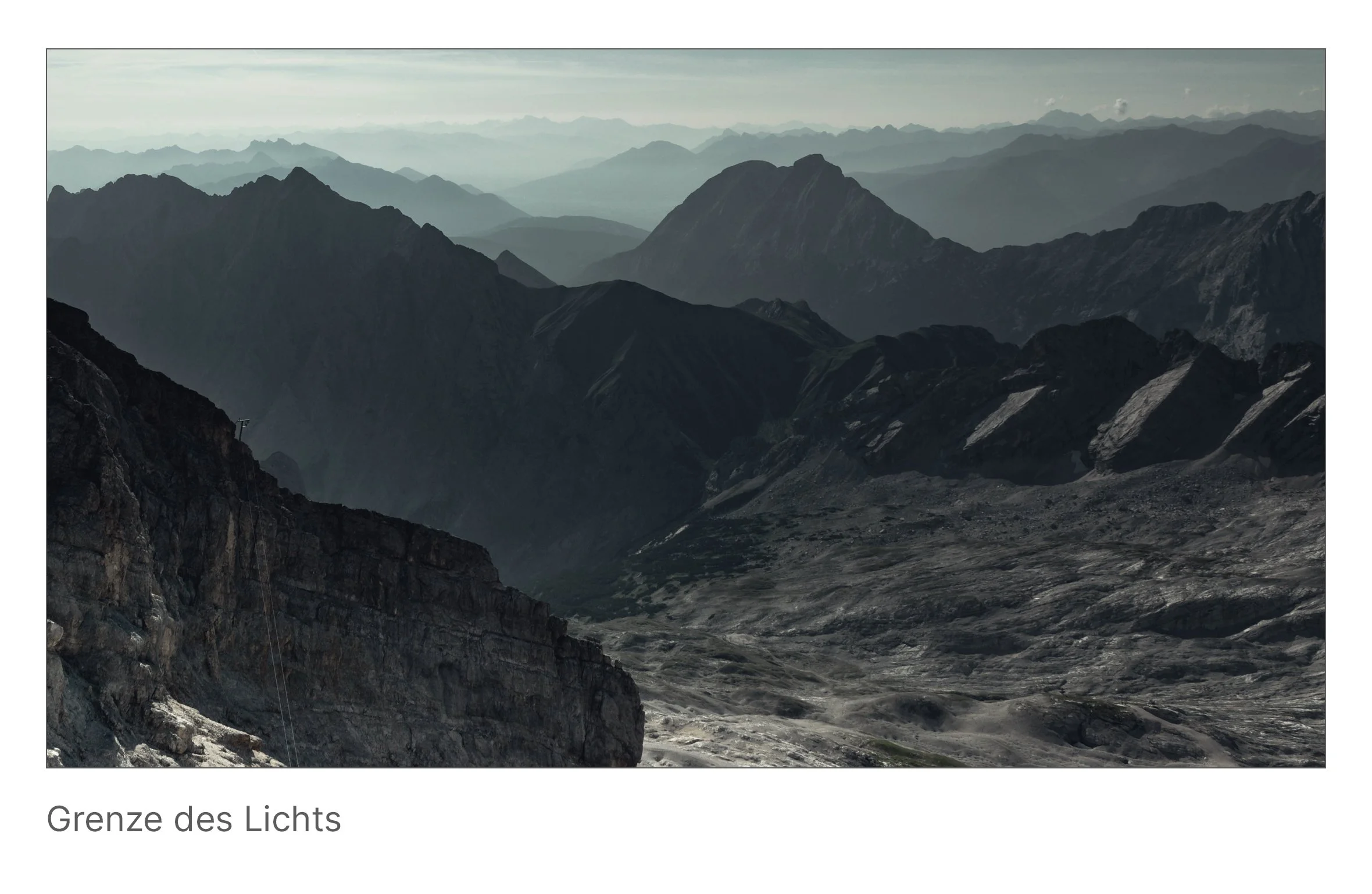 Lichtnebel liegt über dunklen Gebirgsketten, das letzte Sonnenlicht berührt die Felsen – Fotografie über die feine Linie zwischen Helligkeit und Schatten.