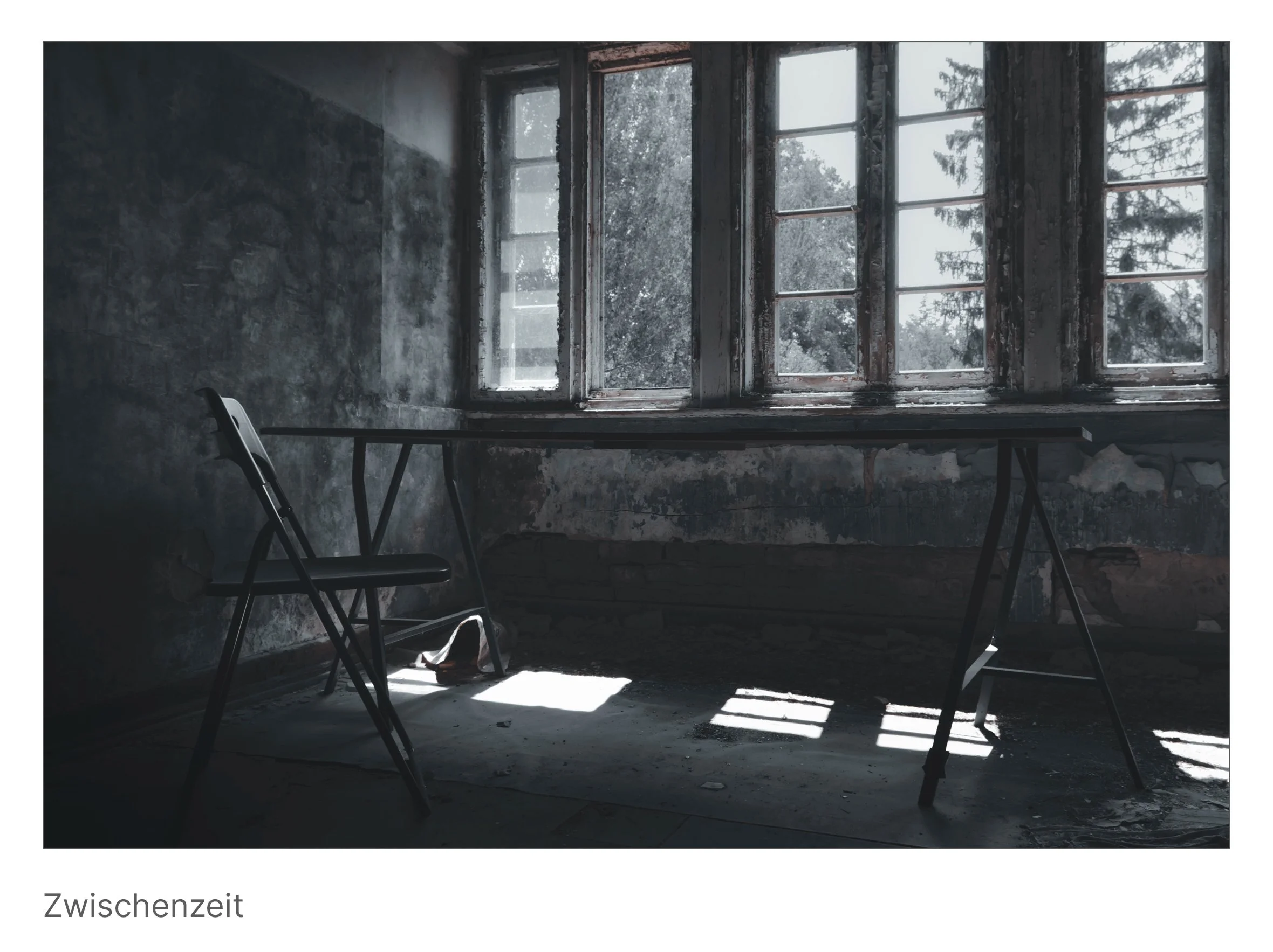 Verlassener Raum mit Stuhl und Tisch vor einem Fenster, Licht fällt durch Staub – Moment zwischen Gestern und Jetzt.