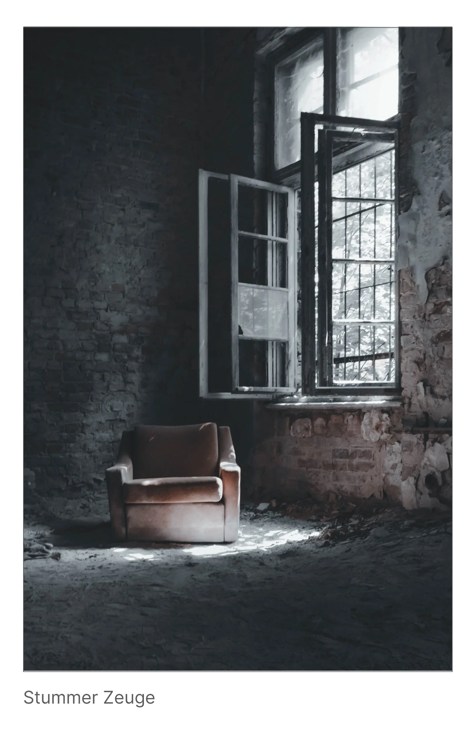 Verlassener Sessel unter offenem Fenster, Licht fällt auf ihn wie auf jemanden, der Geschichten bewahrt.