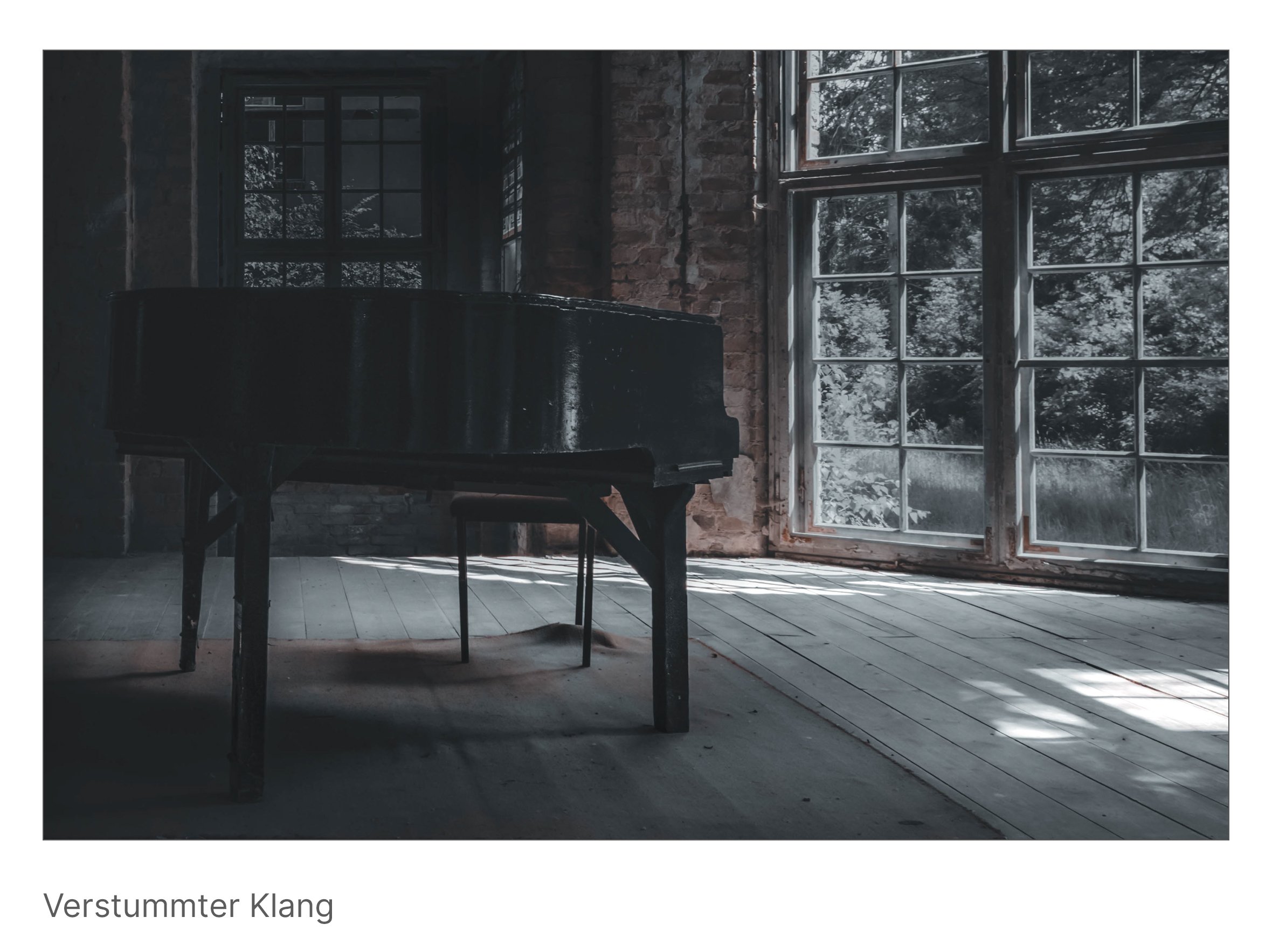 Alter Flügel in einem verlassenen Saal, still inmitten von Staub und gebrochenem Licht.